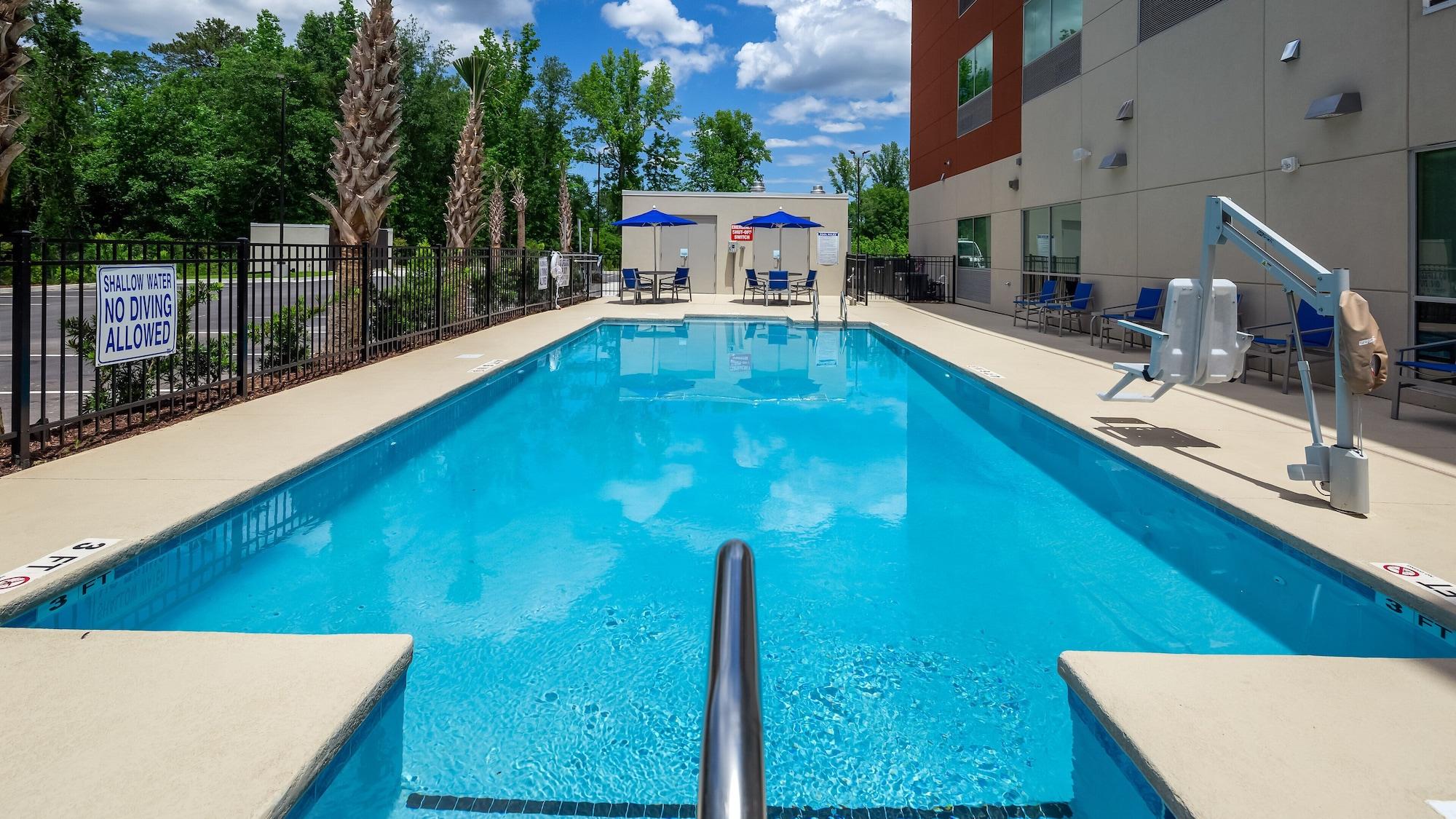 Vista da piscina Holiday Inn Express & Suites Latta, an IHG Hotel