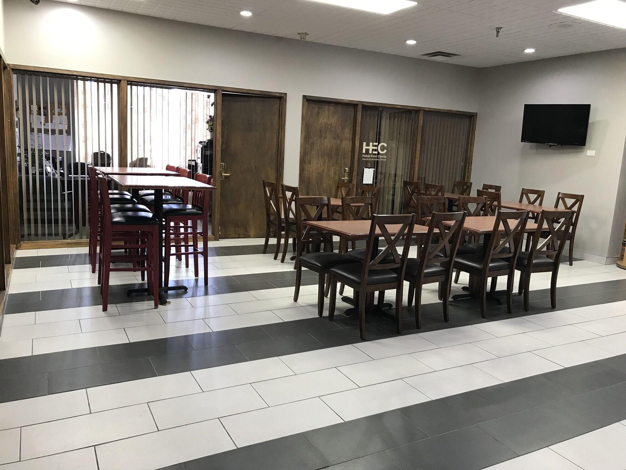 Restaurant Crossroads Hotel at Huron Event Center