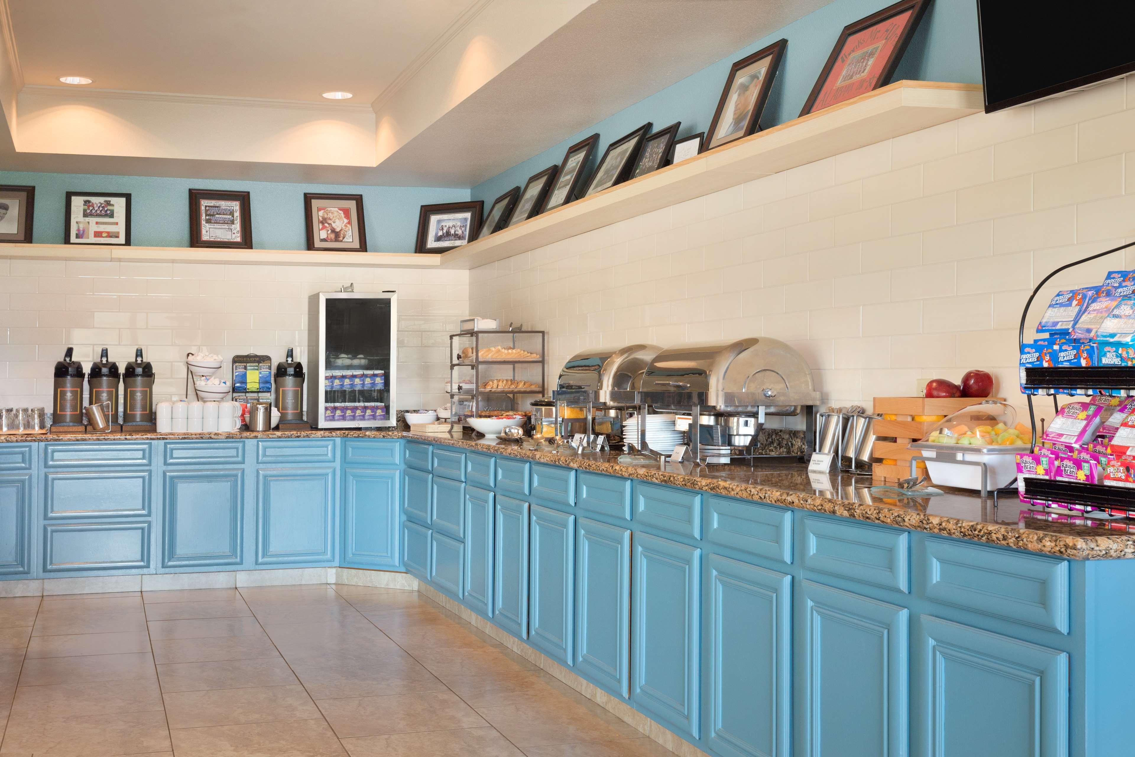 Restaurant Country Inn & Suites by Radisson, Pineville, LA