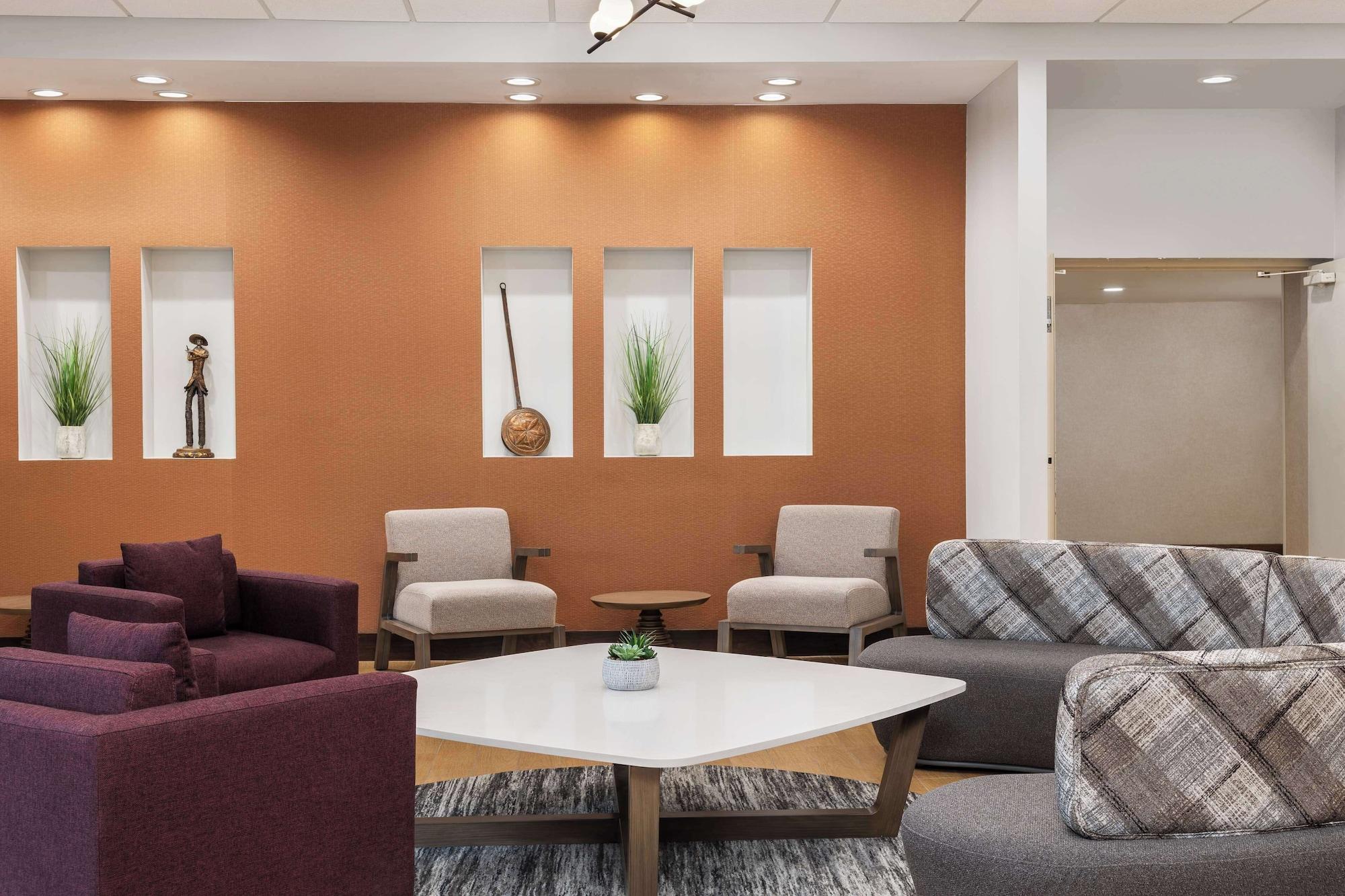 Vista Lobby DoubleTree by Hilton Greensboro Airport