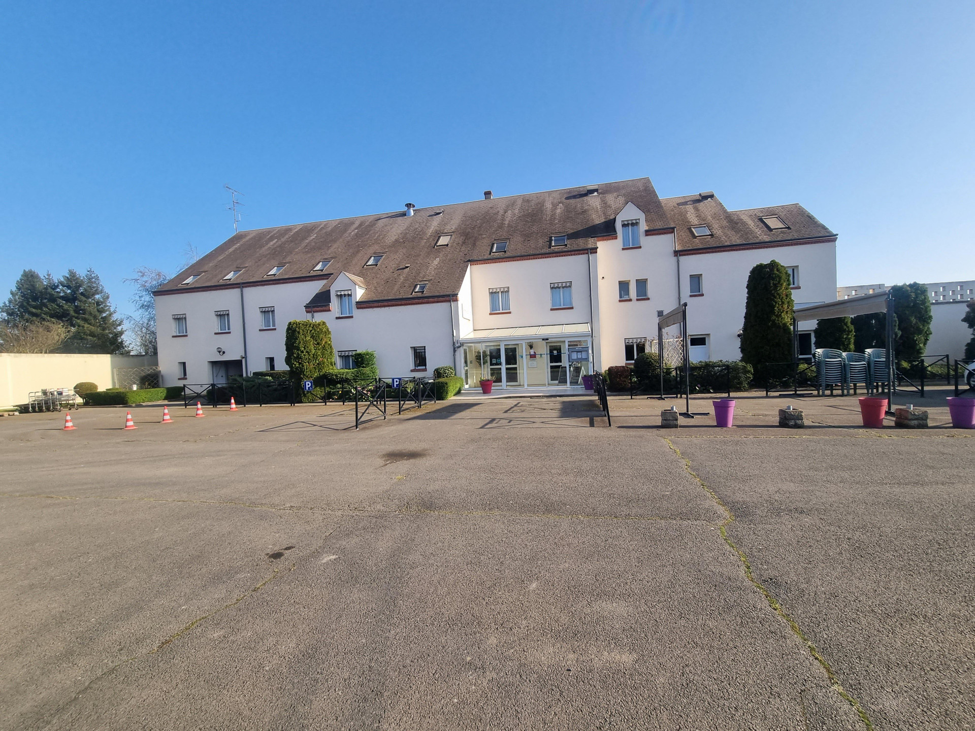 Vista Exterior Logis Hotel Sully le Chateau