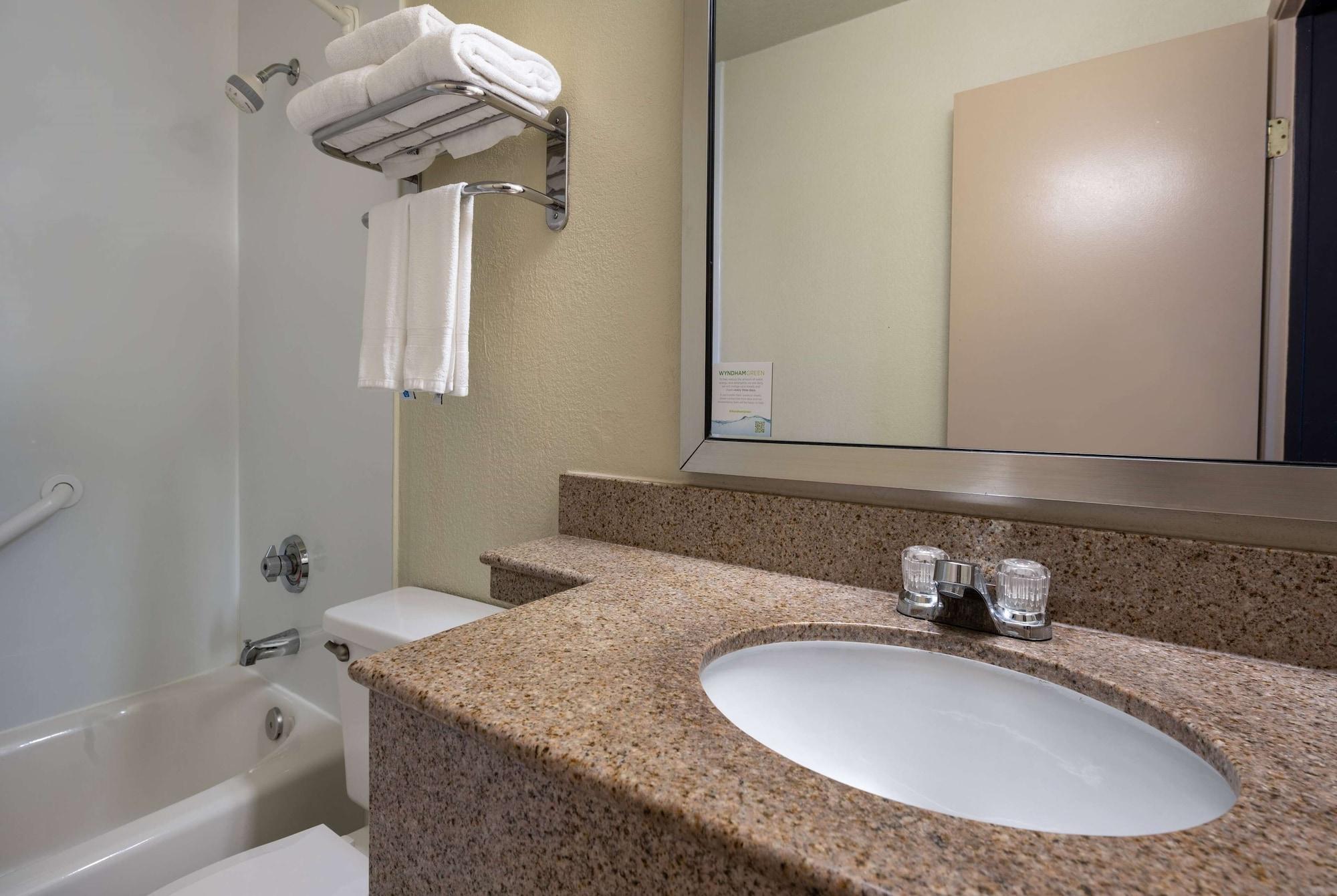 Equipamiento de Habitación Days Inn by Wyndham Encinitas Moonlight Beach