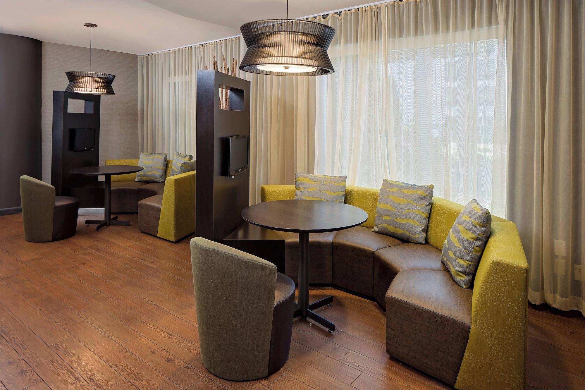 Vista Lobby Courtyard by Marriott Long Island MacArthur Airport