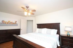 Alquiler Vacacional - Great southside location, 2 mins to Bridges, fenced back yard, 2 car garage, AC!