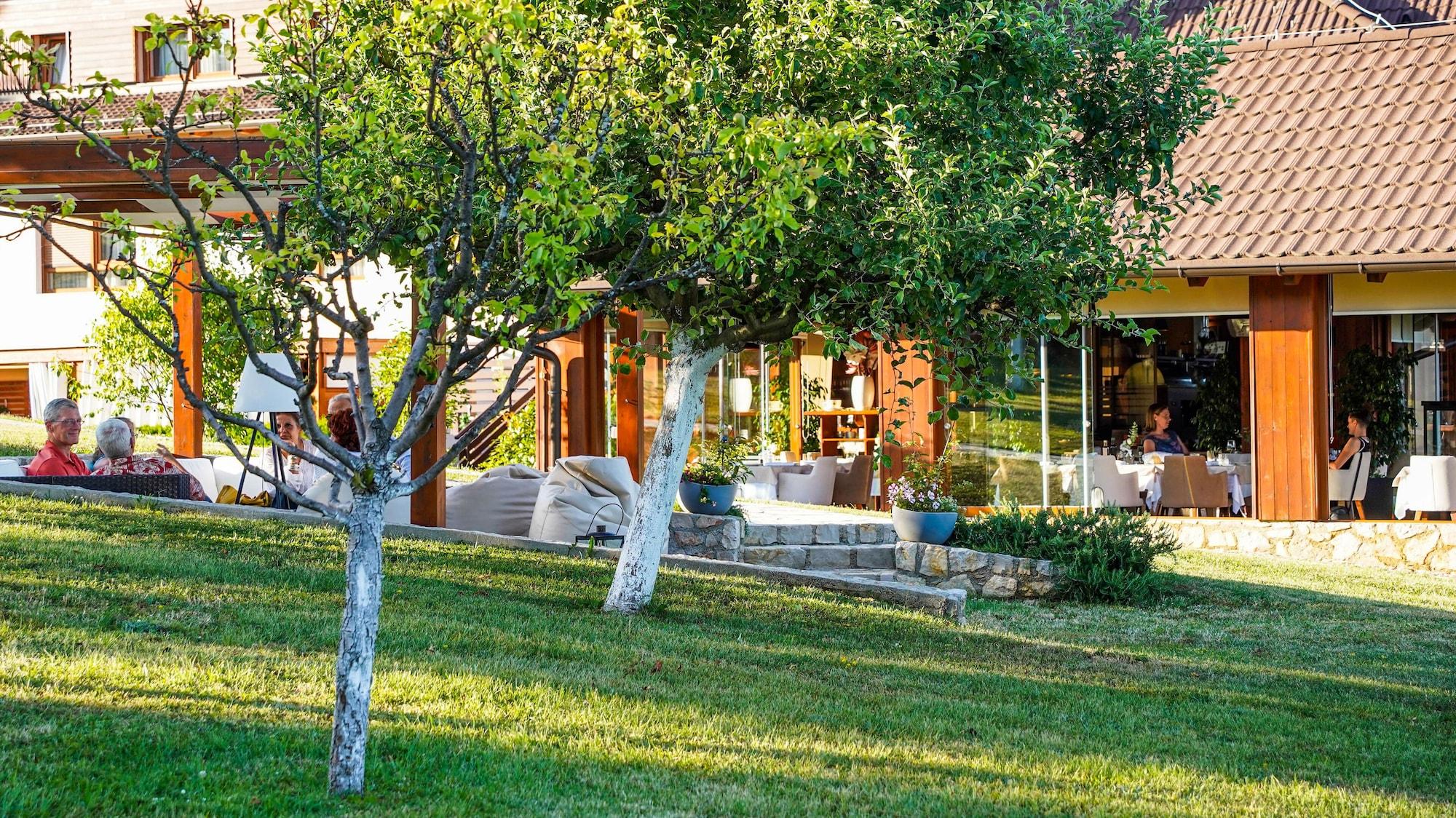 Vista Exterior Hotel Degenija