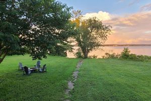 Alquiler Temporario - Peaceful Suite on the Water "Osprey." Sunrise over the river from your porch.