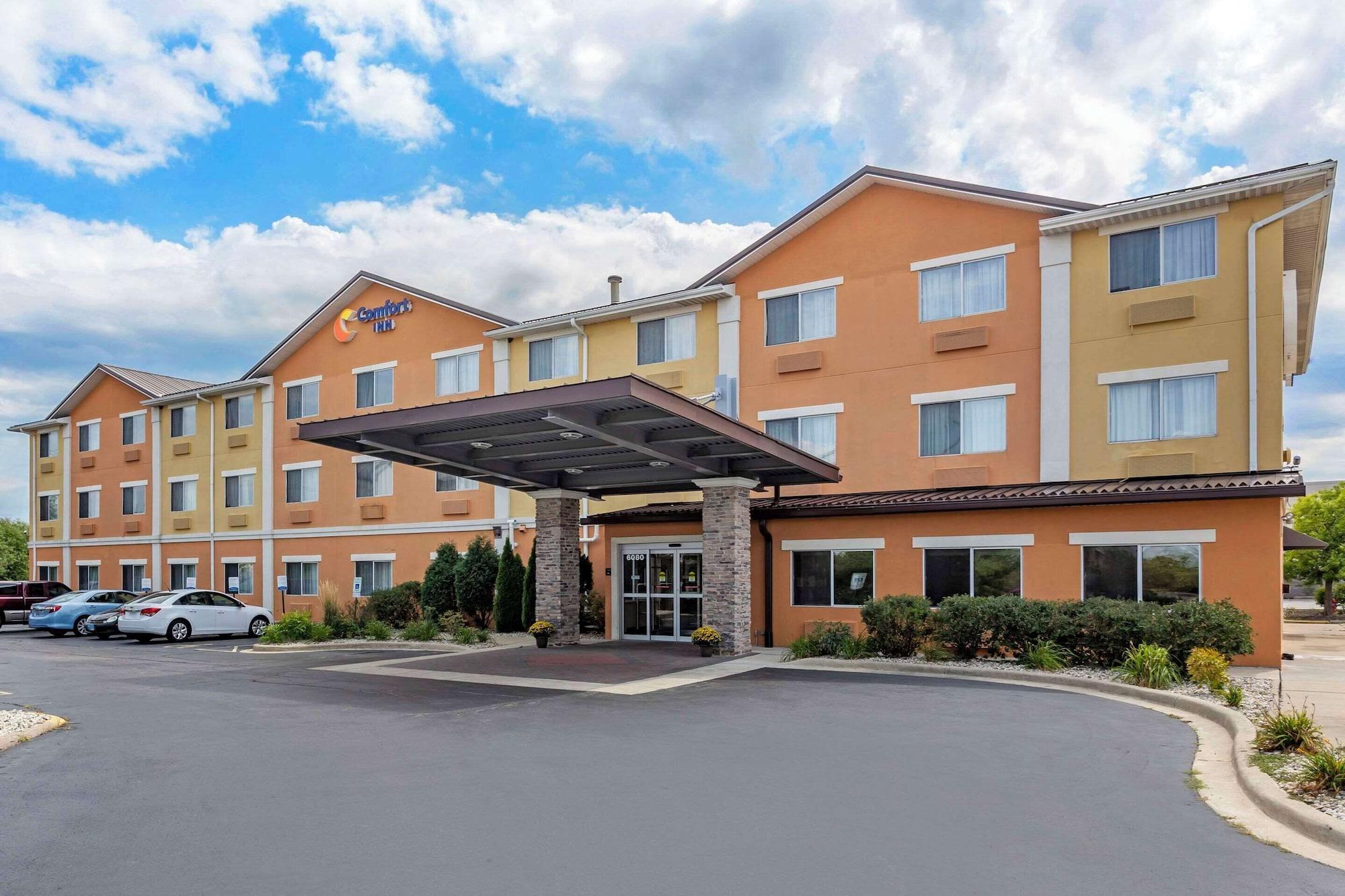 Vista Exterior Comfort Inn Gurnee near Six Flags