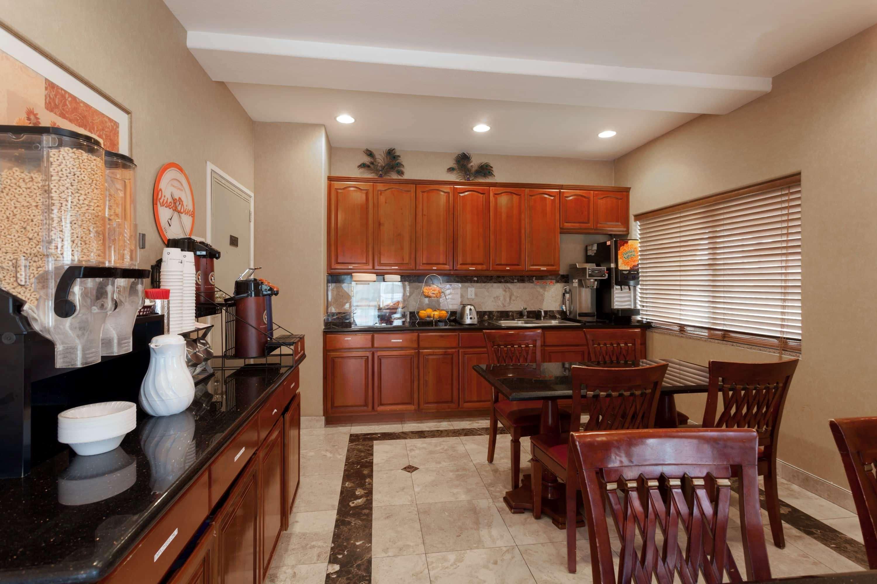 Restaurant Howard Johnson Hotel & Suites by Wyndham Pico Rivera