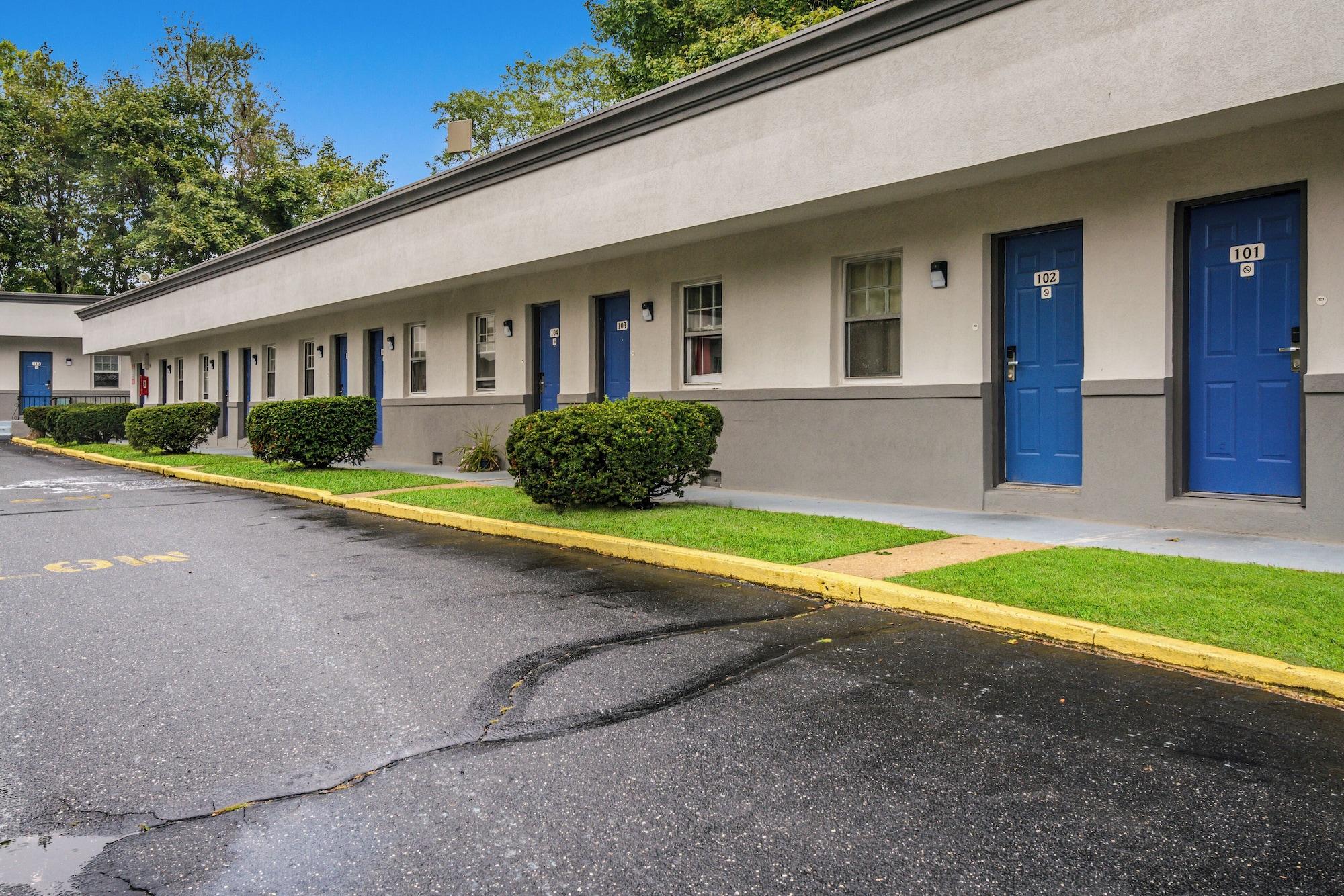 Vista Exterior Motel 6 Tinton Falls, NJ – Neptune