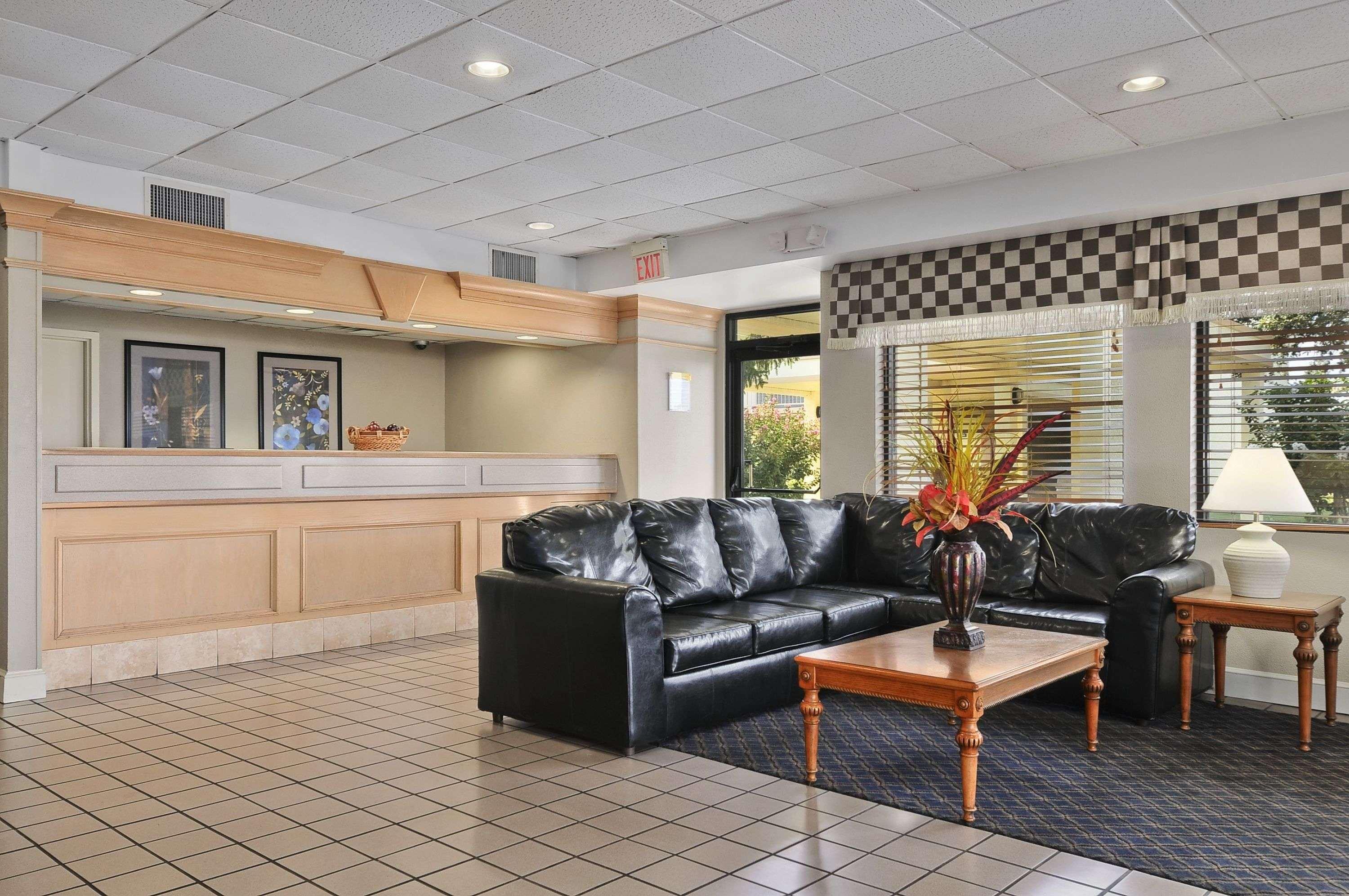 Vista Lobby Days Inn by Wyndham Forrest City