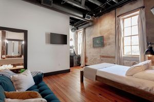 Alquiler Vacacional - Charming Downtown Loft Suite, Walkable, Kitchenette, Historic Character