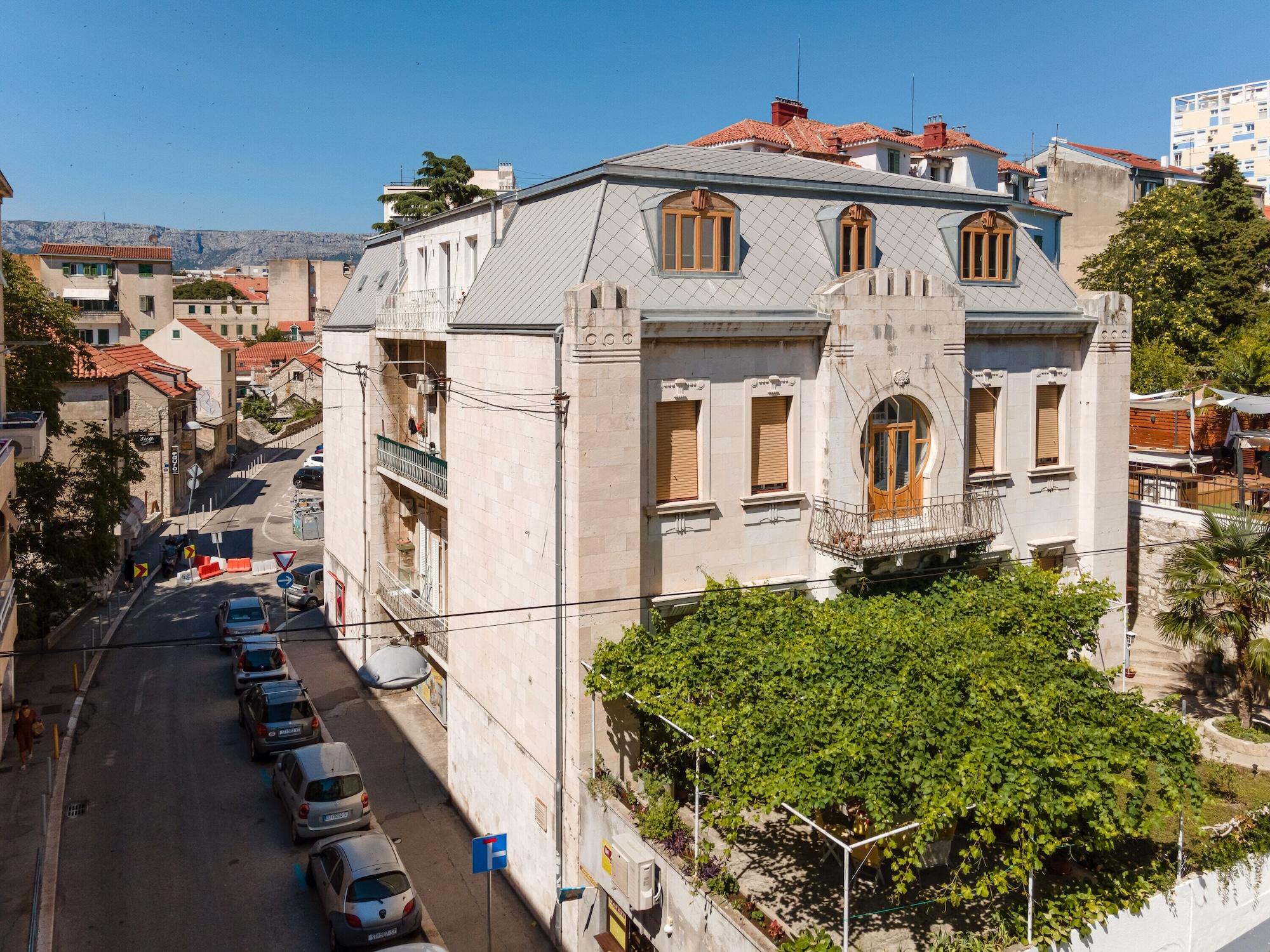 Vista Exterior Flos Luxury Rooms