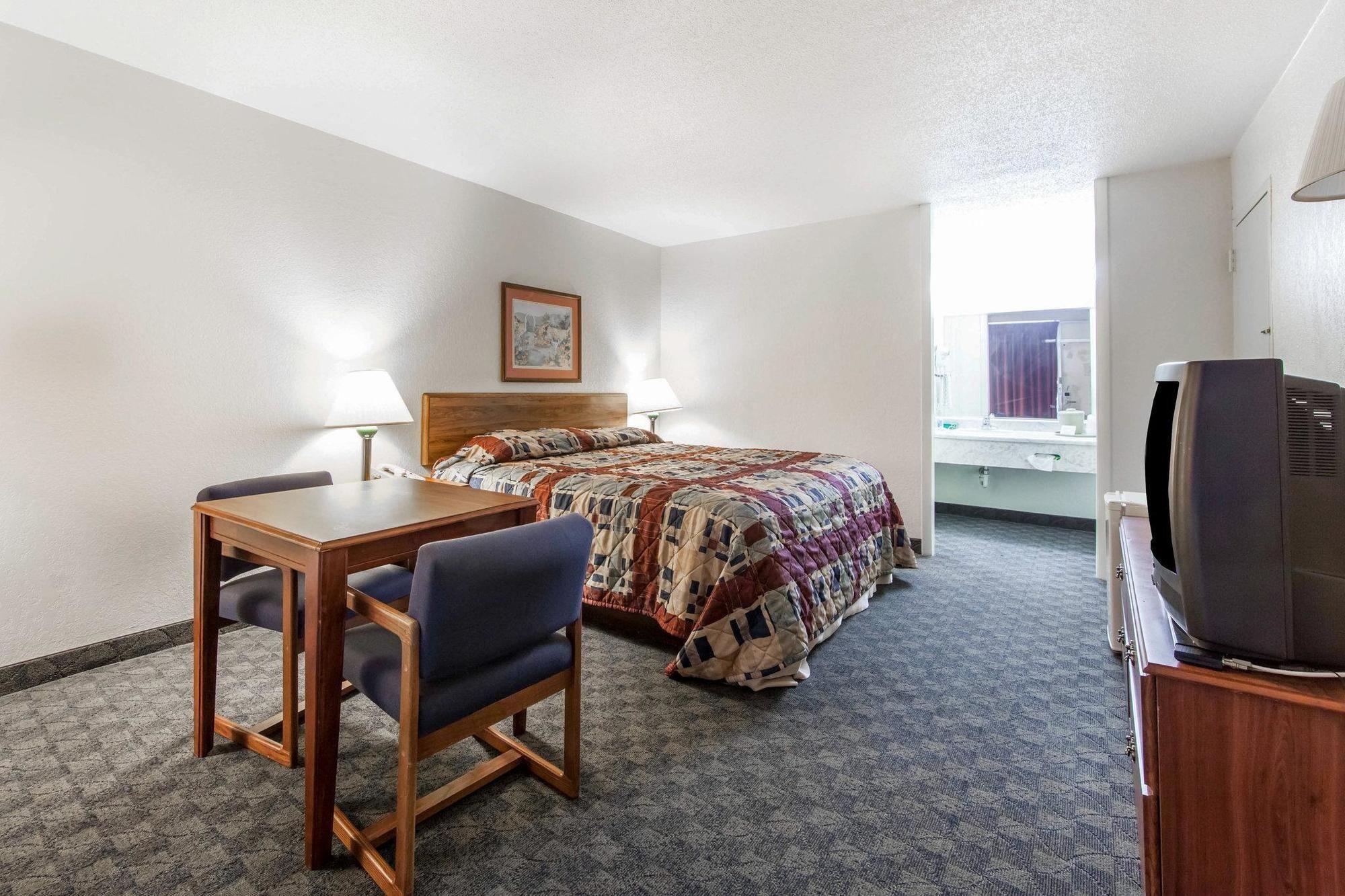 Habitación Rodeway Inn & Suites