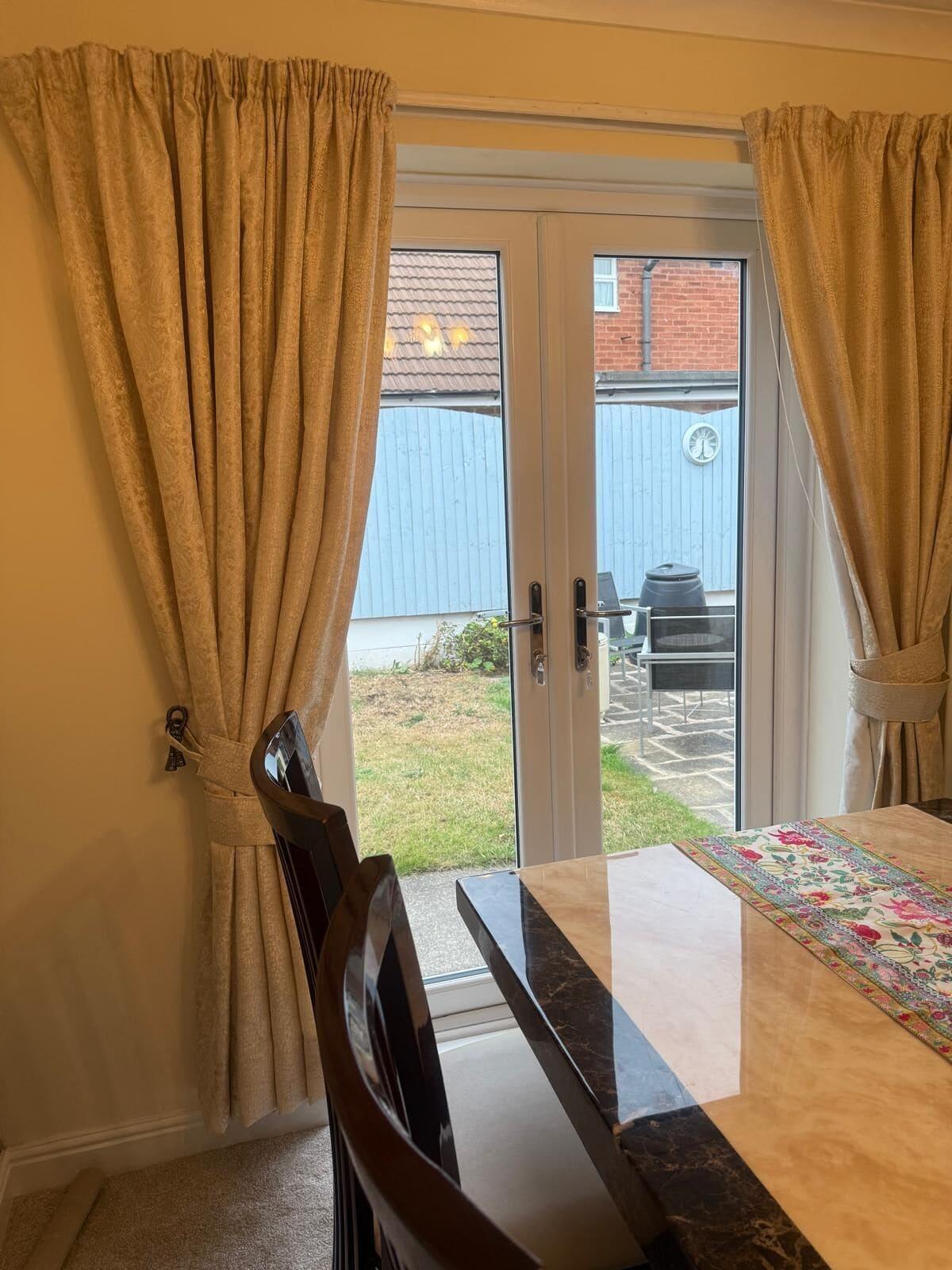 Restaurant The RS Inn Cozy Homestay Premium Private Rooms Near Birmingham International Train Station, Airport, NEC For Company, Contractor and Leisure Stays - HS2, JLR Large Onsite Secure Parking