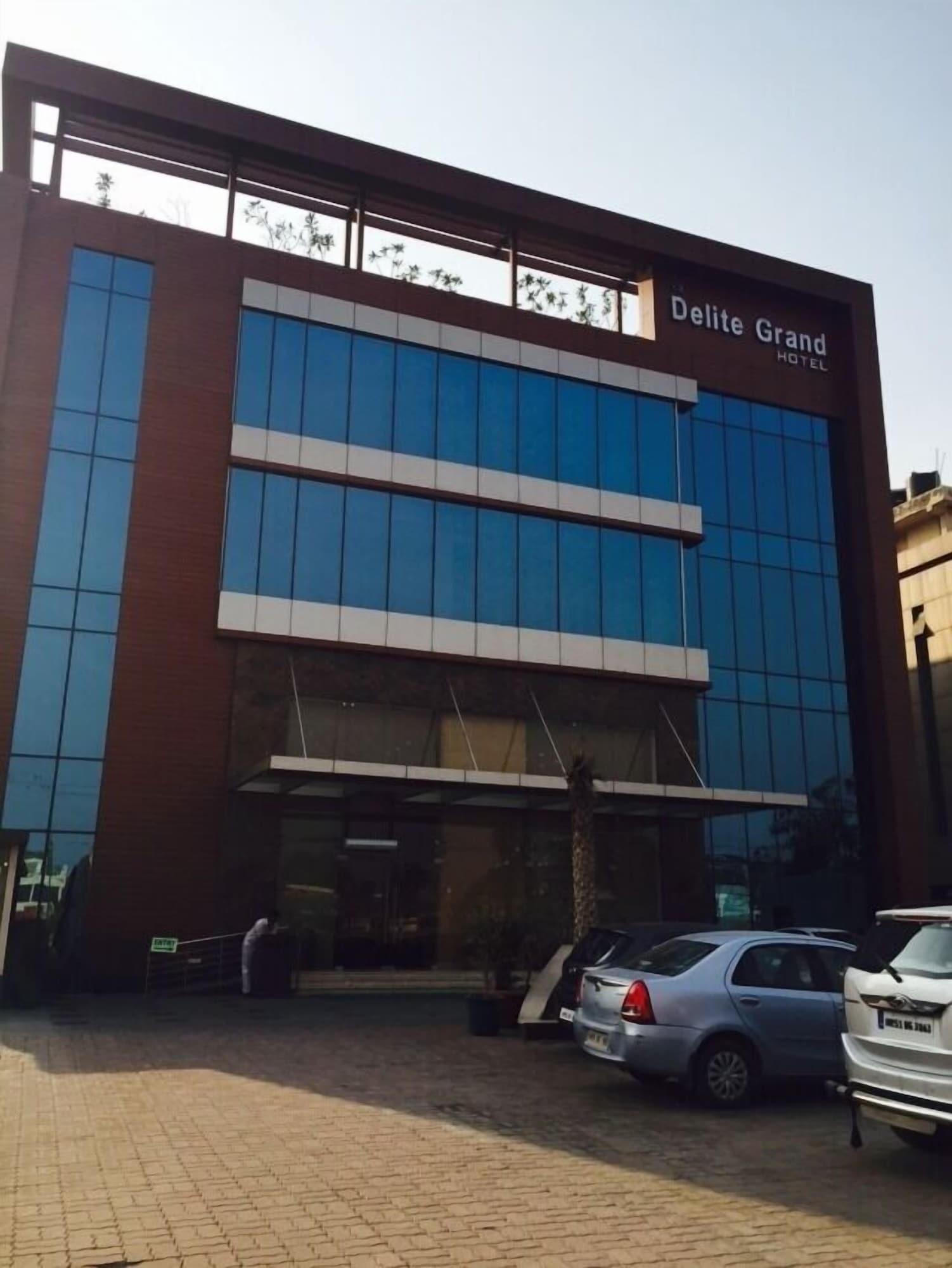Vista Exterior Hotel Delite Grand