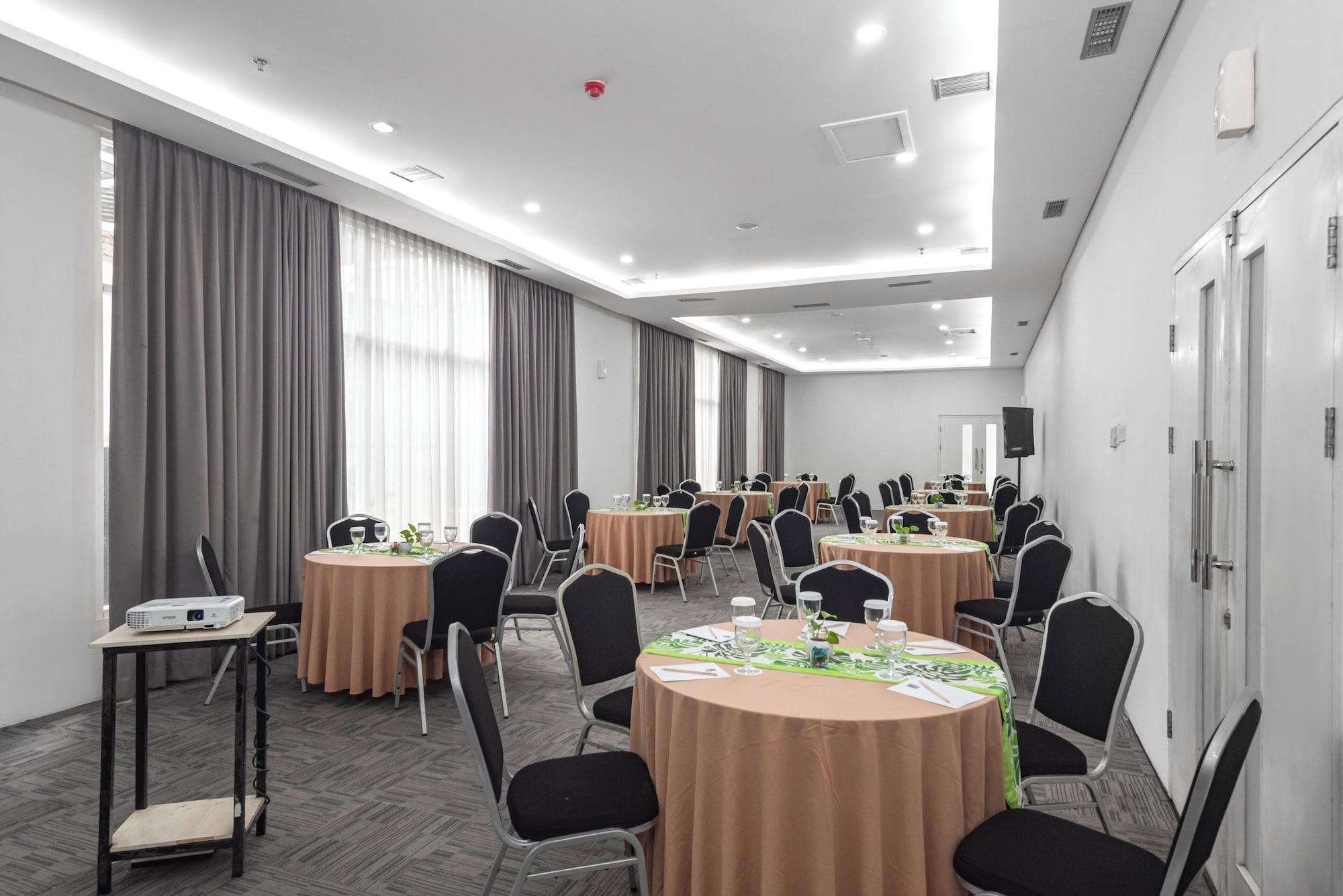 Sala de Reuniones Whiz Prime Hotel Sudirman Cilacap