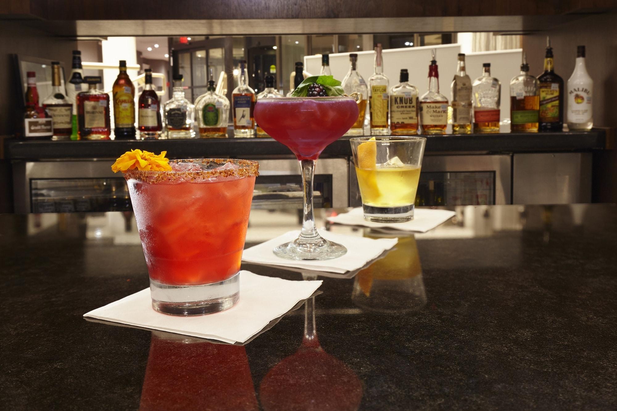 Bar/Salón DoubleTree by Hilton Dallas Near the Galleria