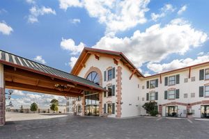 Alojamiento - Best Western Plus Swiss Chalet Hotel & Suites
