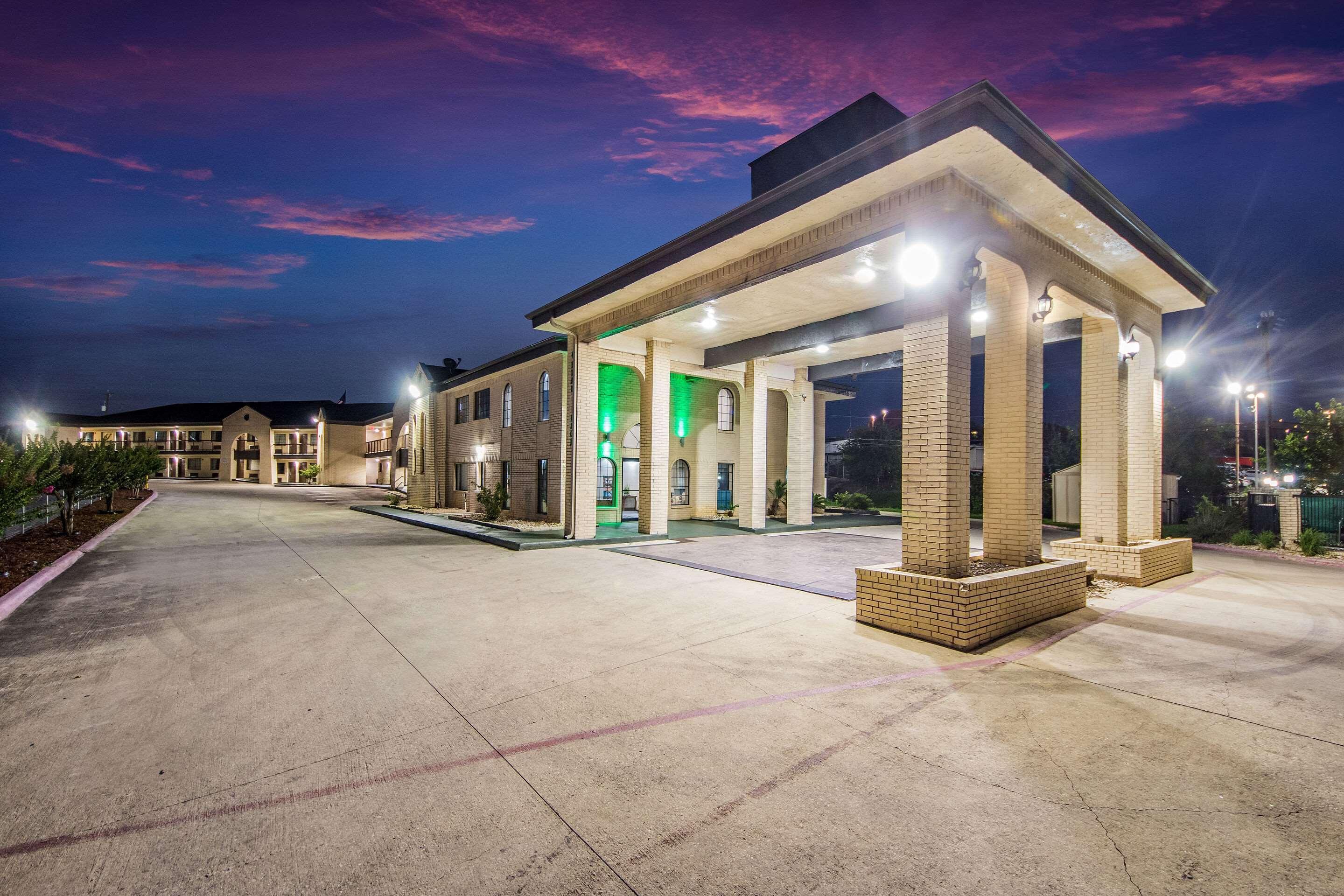 Vista Exterior Quality Inn Near Medical Center