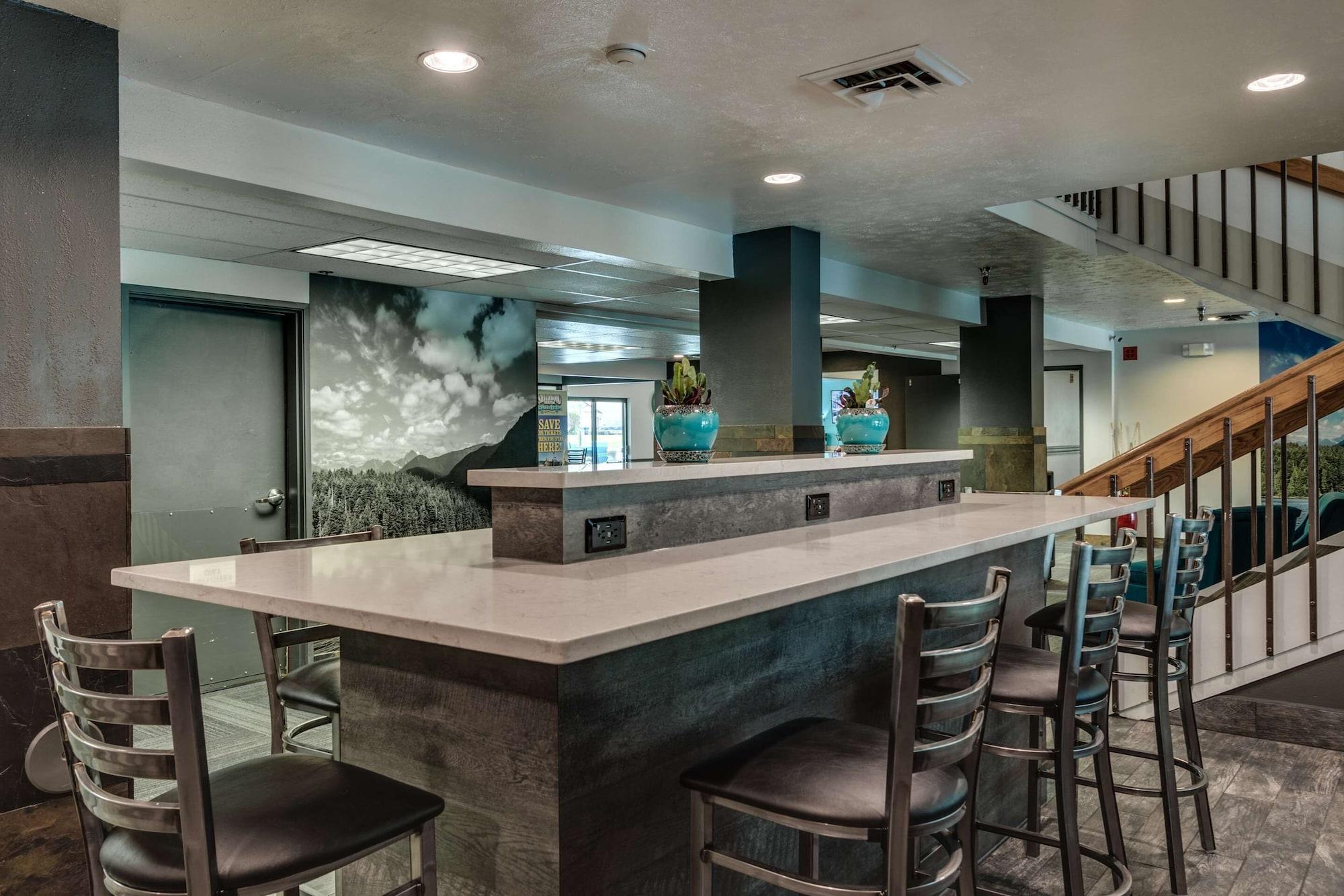 Bar/Salón SureStay Plus Hotel by Best Western Post Falls