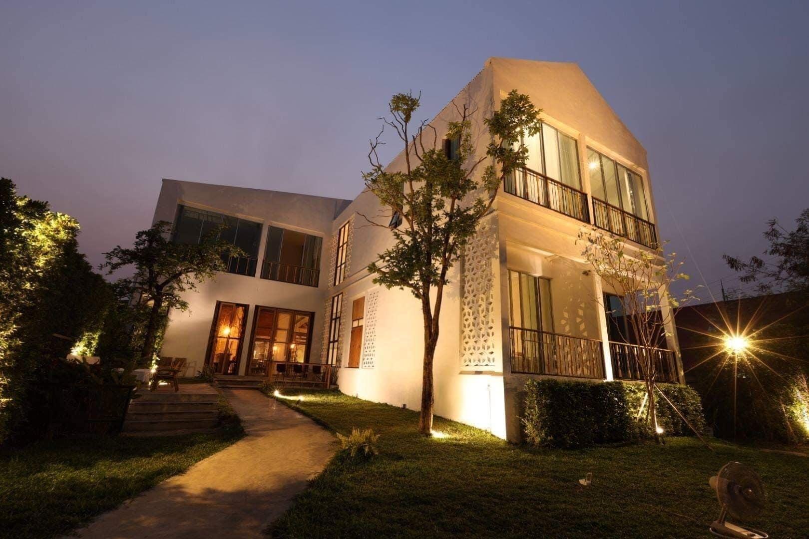 Vista Exterior White Wall Riverfront Hotel