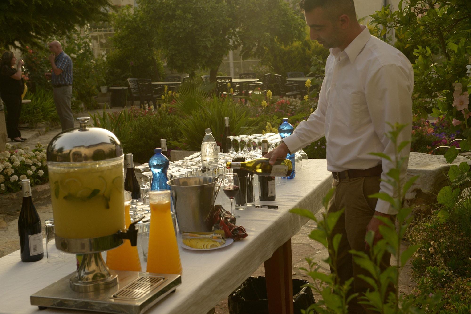 Restaurant St. George’s Cathedral Pilgrim Guesthouse – Jerusalem