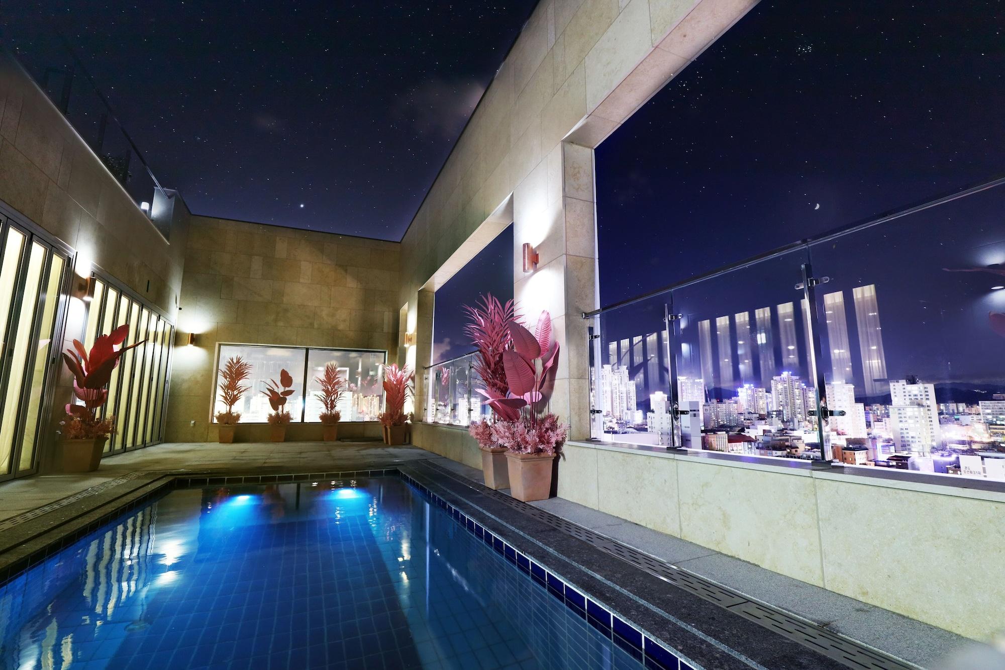Varios Ashton Hotel
