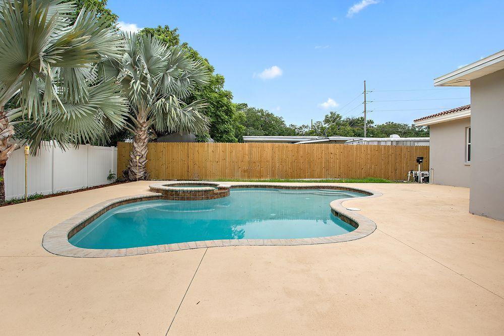Pool view 3BR House in Tampa by Tom Well IG - 3220