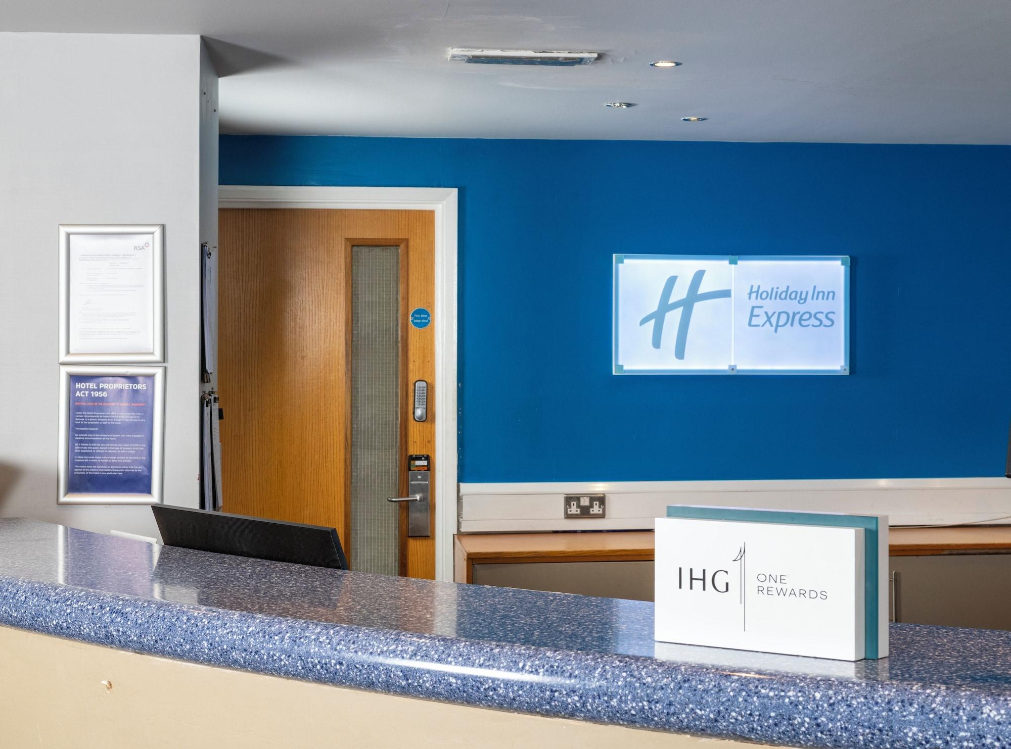 Vista Lobby Holiday Inn Express London Chingford by IHG