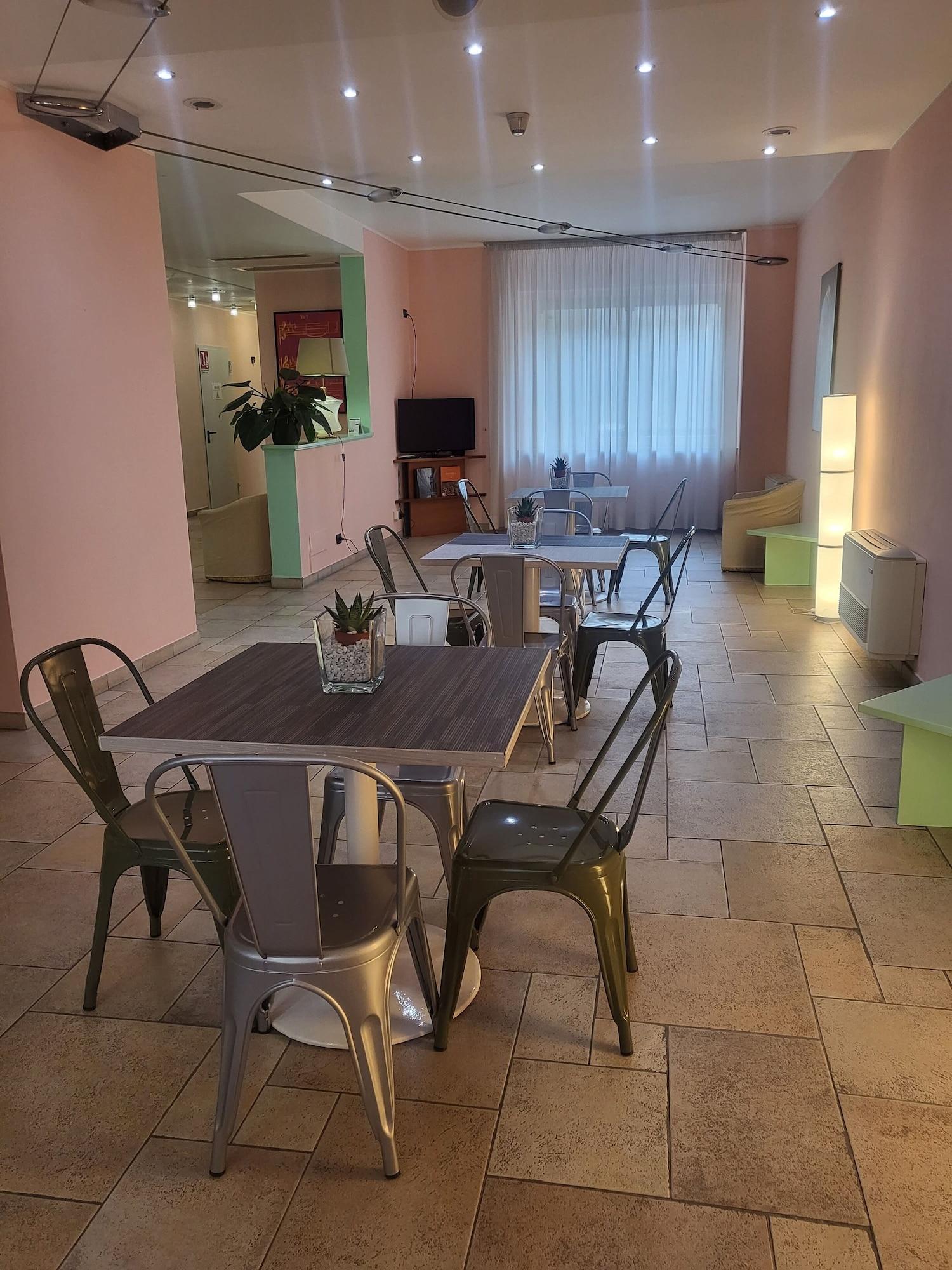 Bar/Salón Hotel Lux