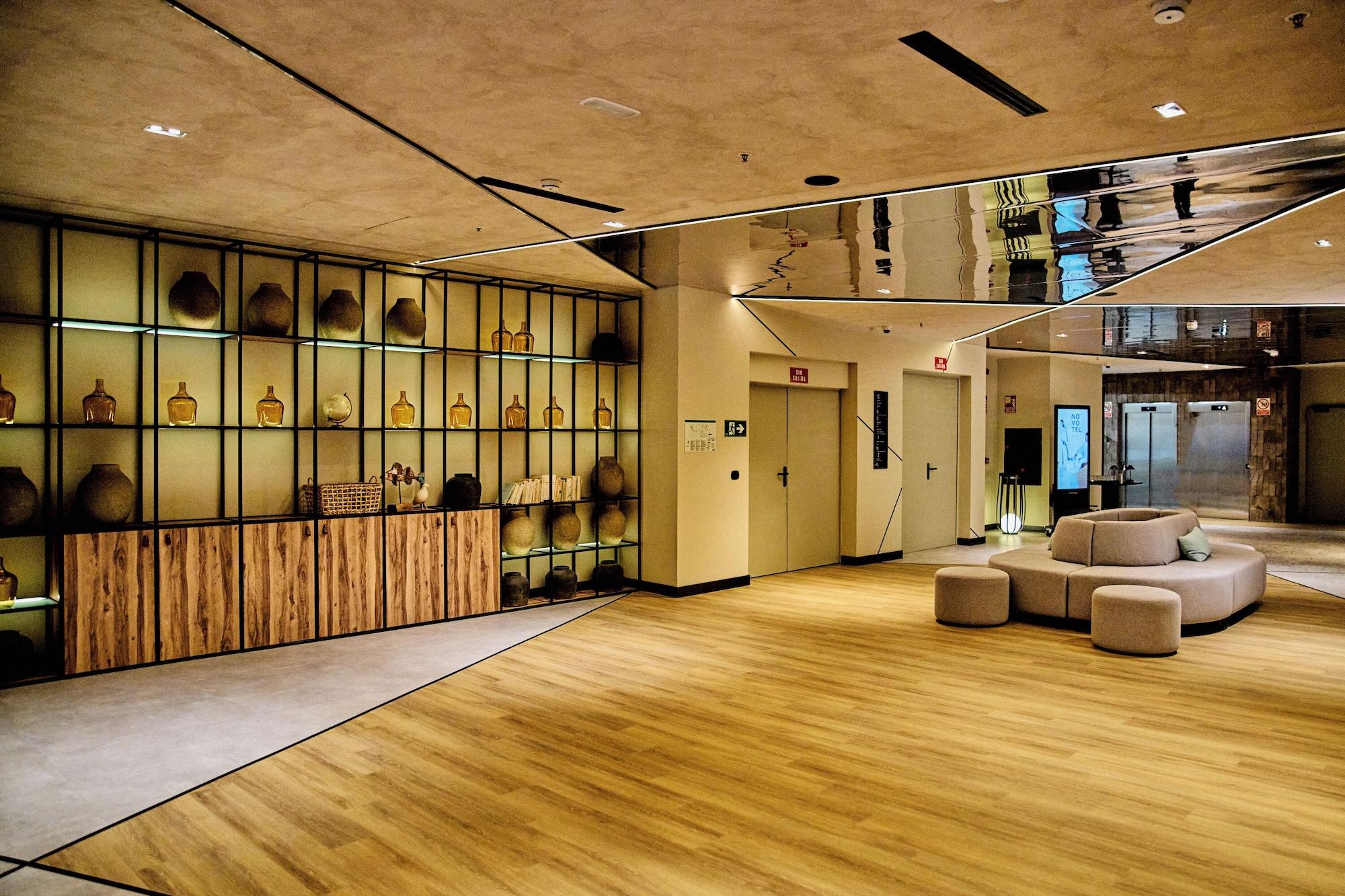 Vista Lobby Novotel Valencia Lavant