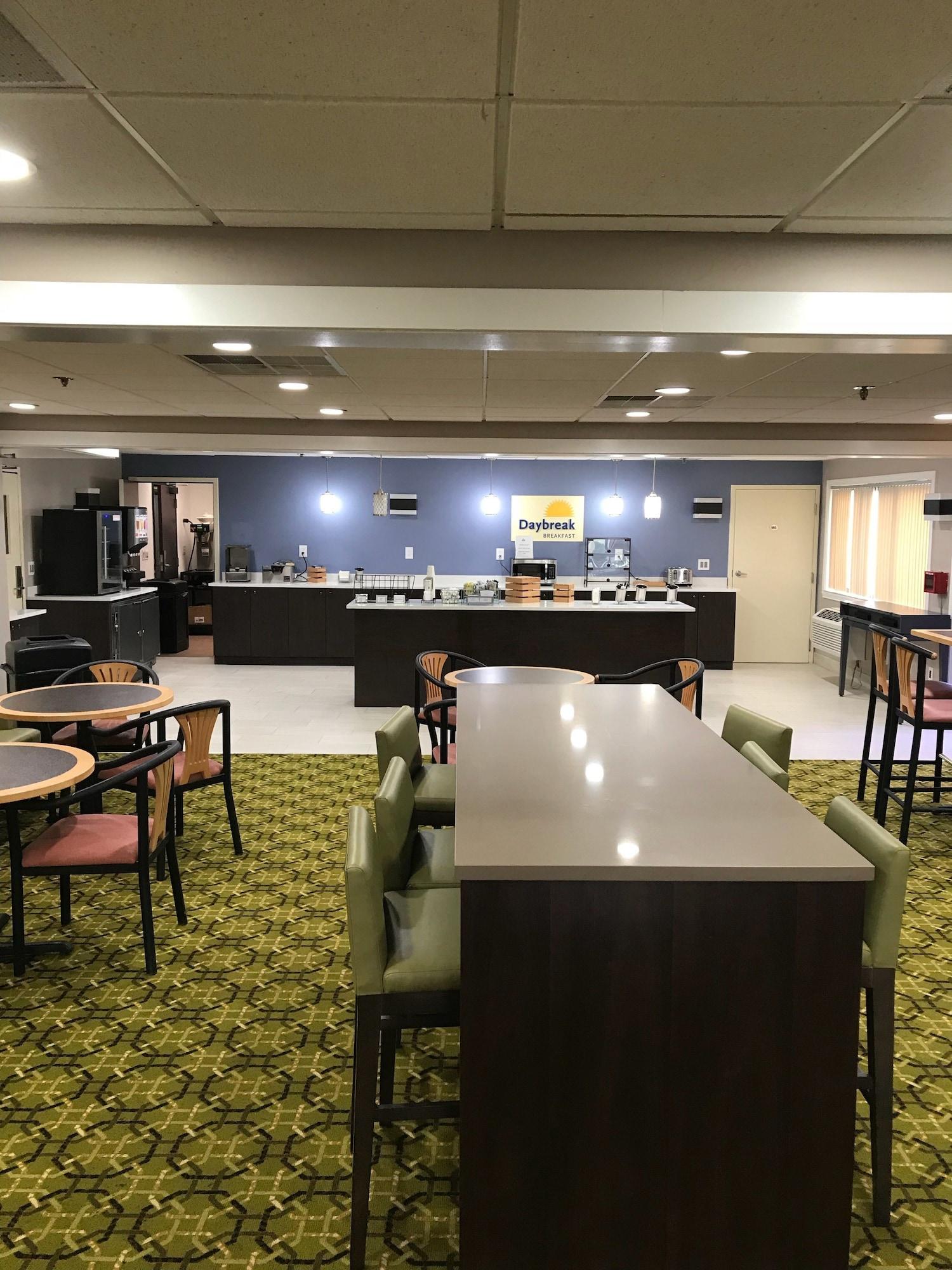 Restaurant Days Inn & Suites by Wyndham Rochester Hills MI