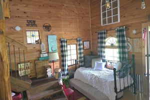 Alquiler Vacacional - Saunders Cabin- Creekside w/ample outdoor game space & fire pit