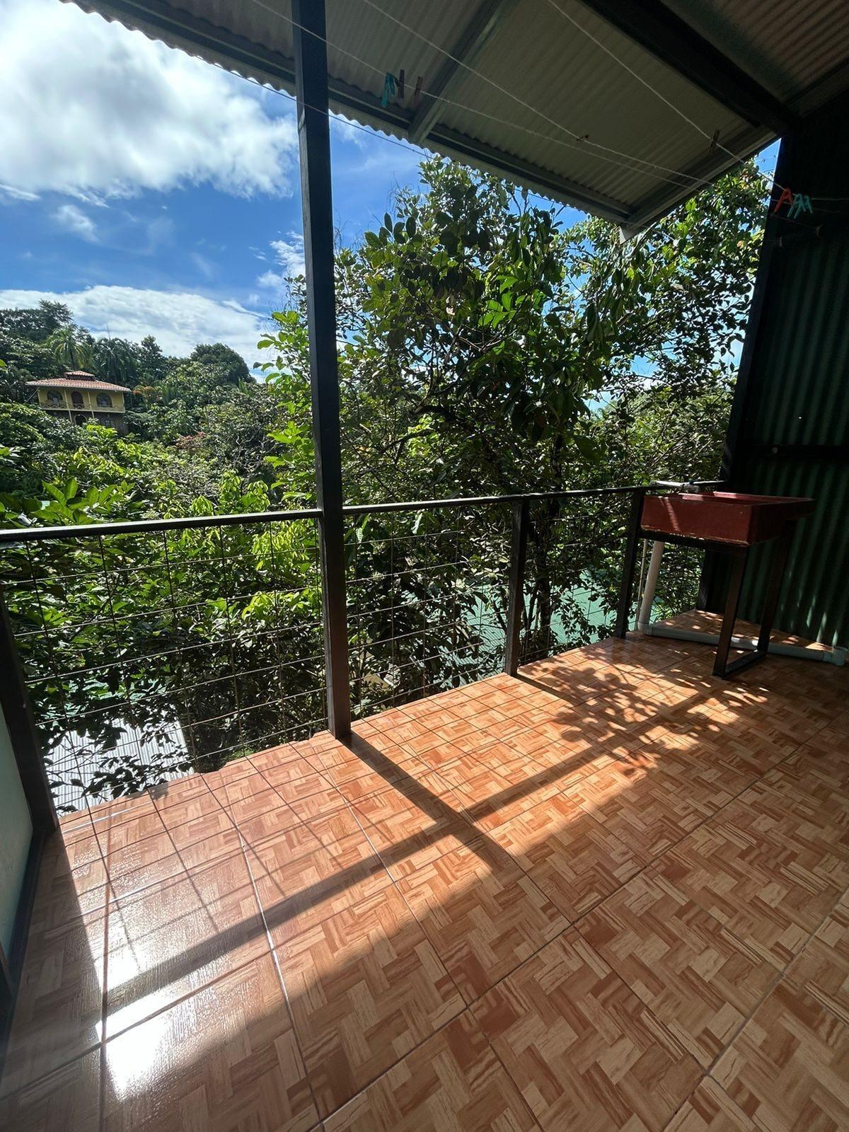 Varios Pacific Breeze Lodge