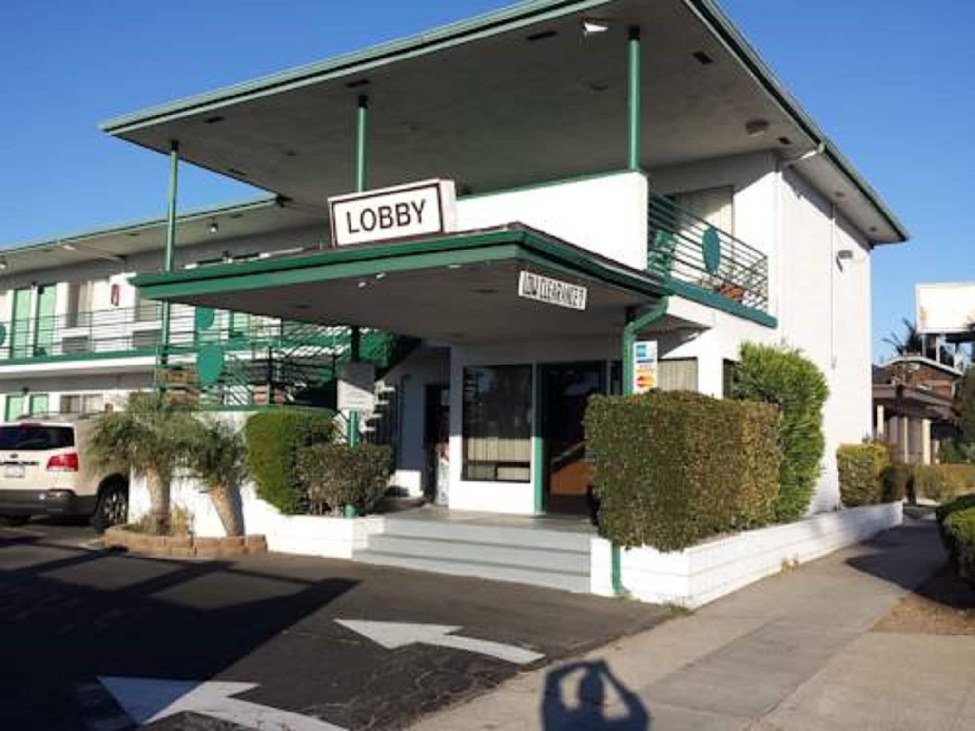 Varios Travelers Beach Inn