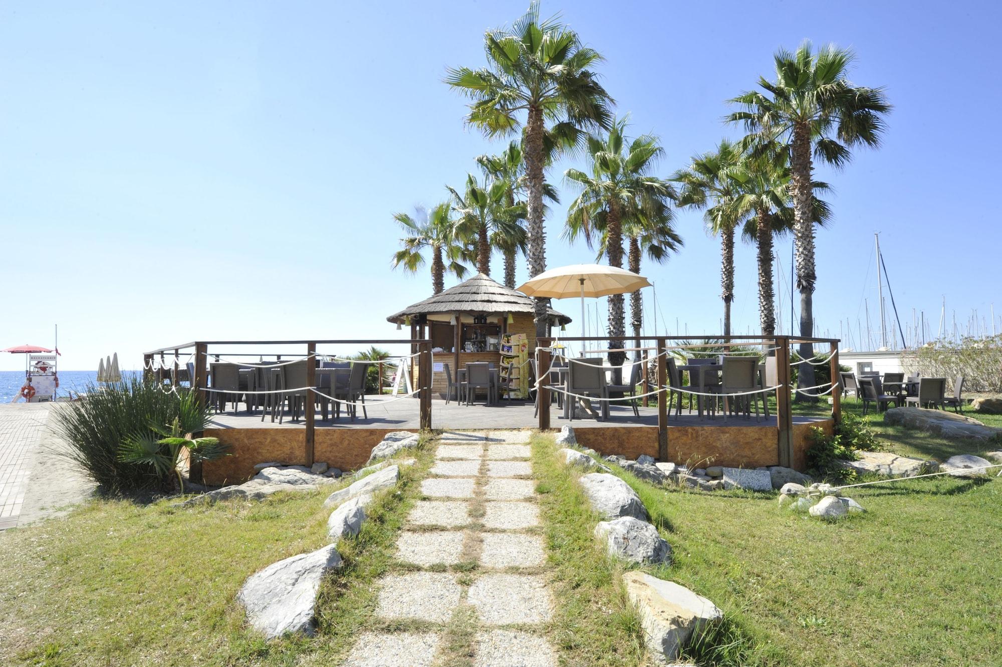 Vista Exterior Aregai Marina Hotel & Residence
