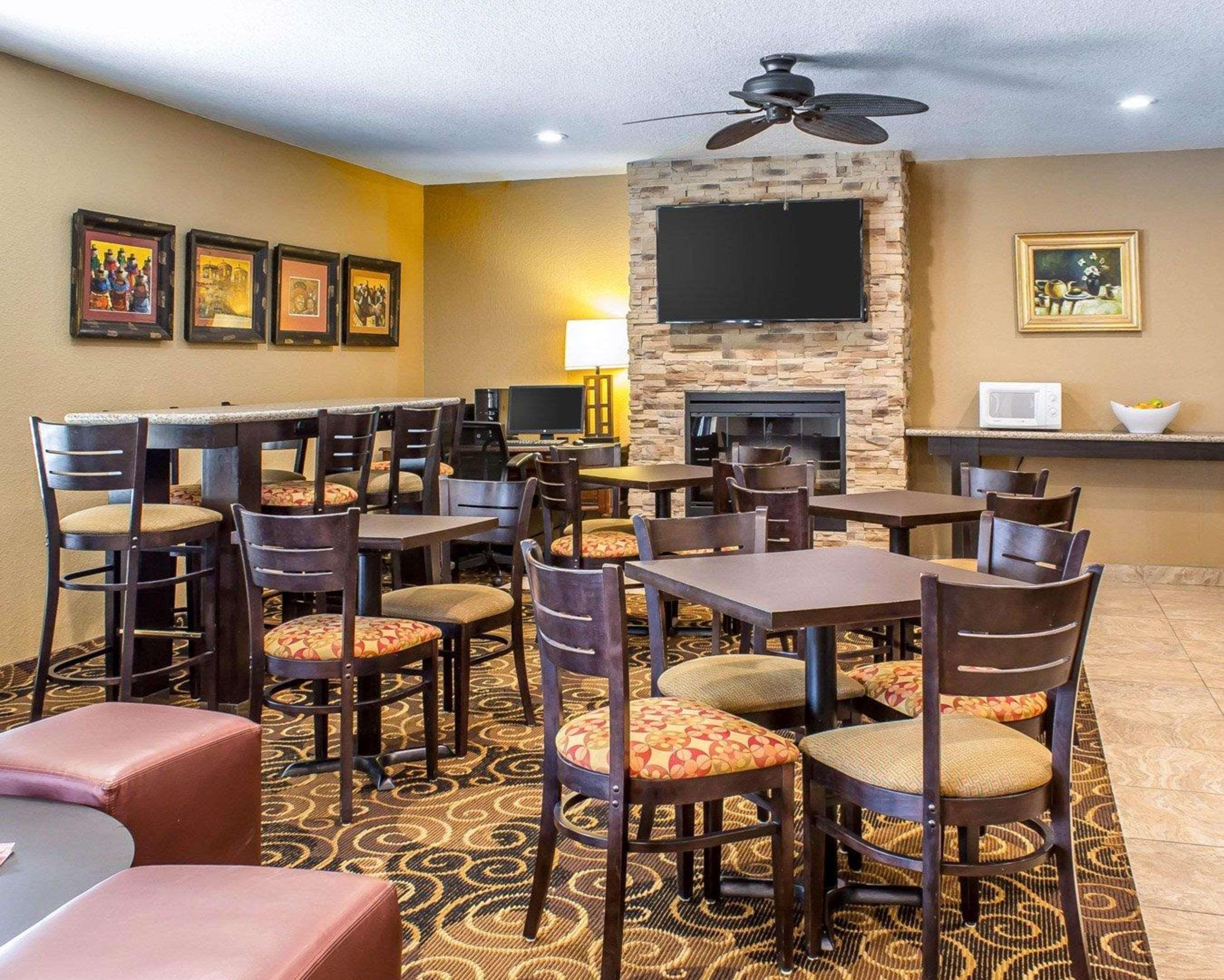 Restaurant Rodeway Inn & Suites Near Okoboji Lake