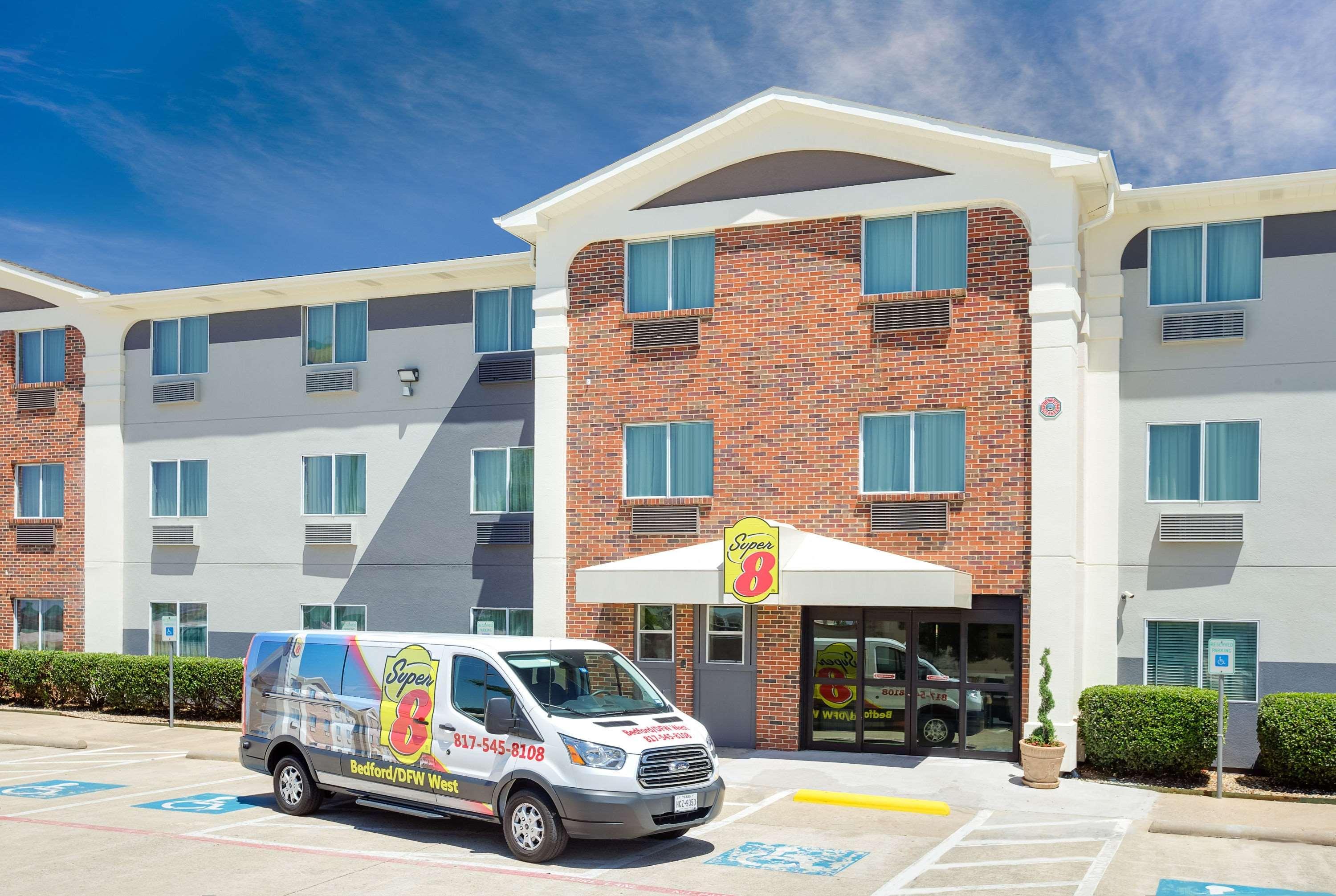 Vista Exterior Super 8 by Wyndham Bedford DFW Airport West