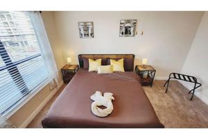 Renta temporal - King Bed~Free Parking & Netflix~24/7 Yoga Studio~Resort Pool~Near Med Ctr/NRG