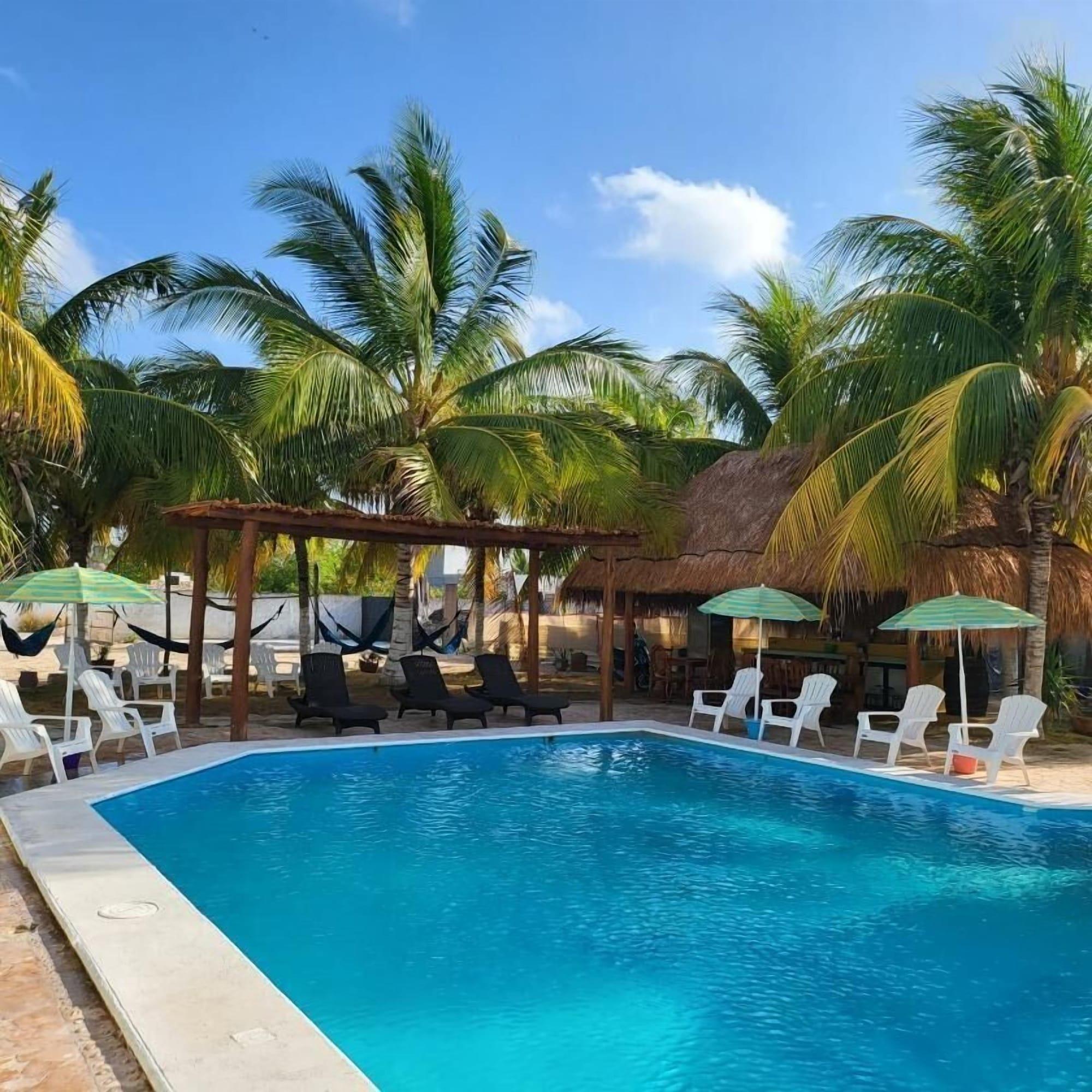 Vista Piscina Pelican Inn at Las Dunas Chelem Hotel