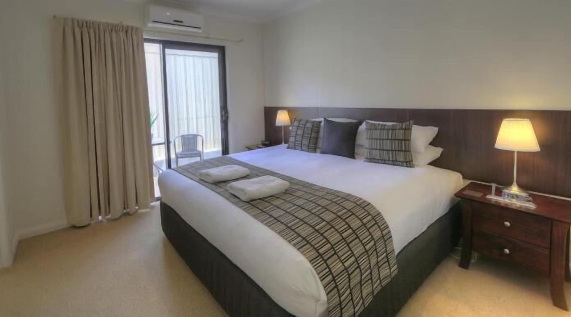 Varios Red Earth Motel