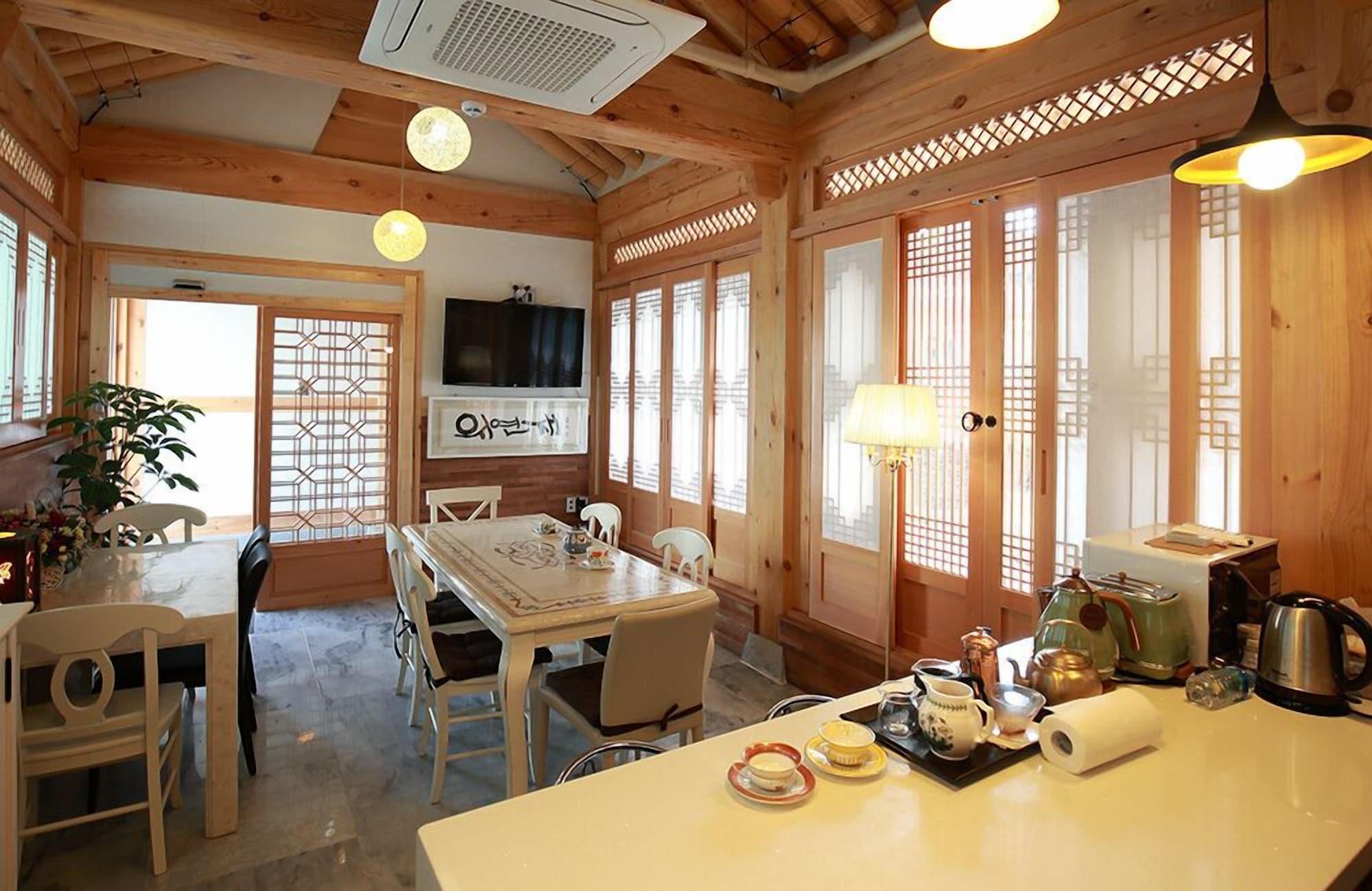 Restaurant Wiyeonjae Hanok Stay