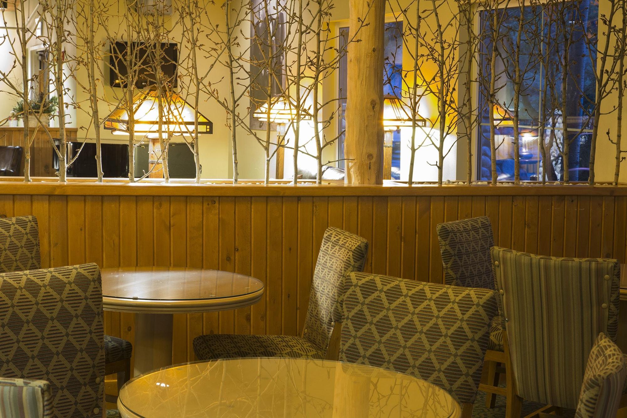 Bar/Salón  Holland America Denali Lodge