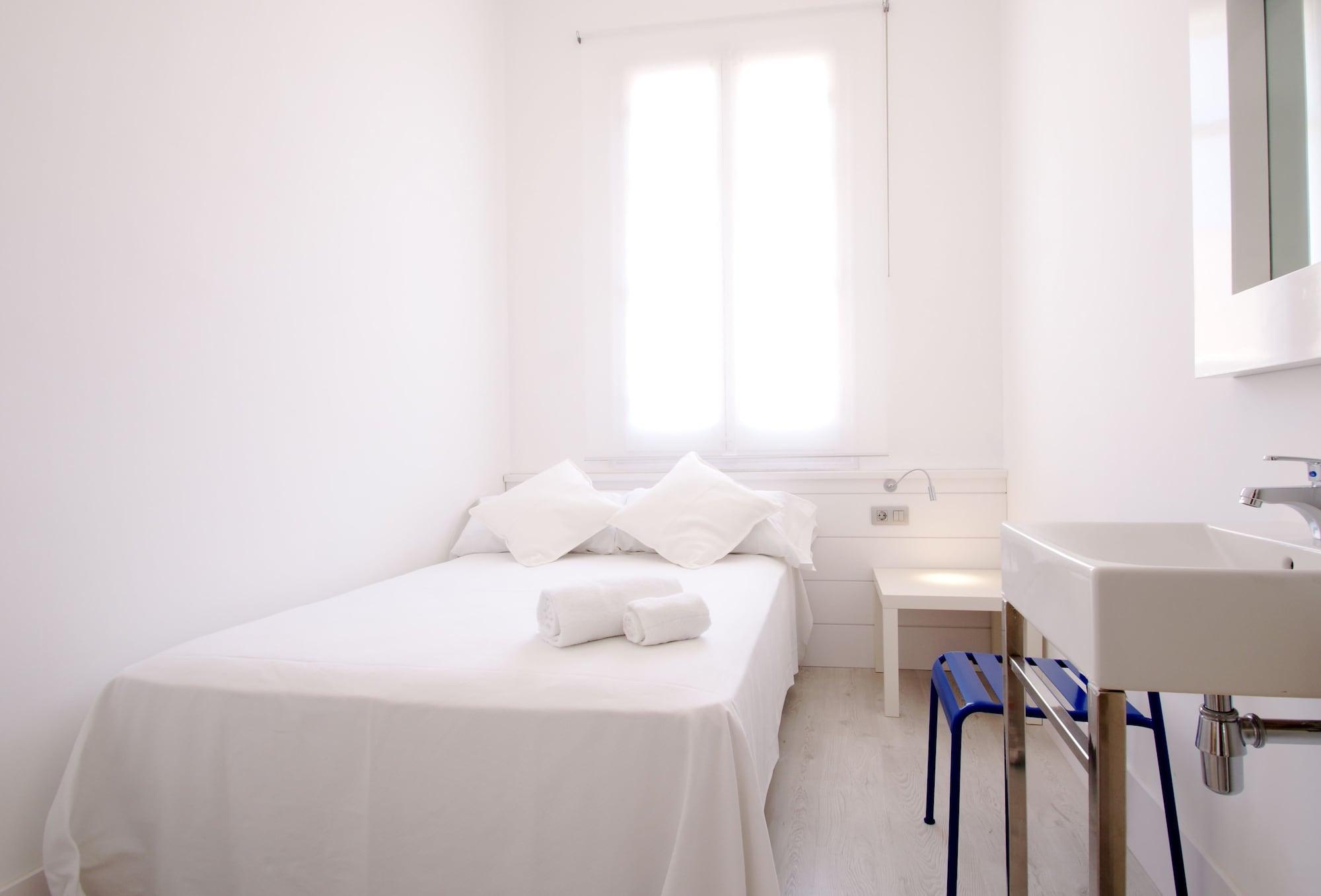 Equipamiento de Habitación Hostal Express by gaiarooms