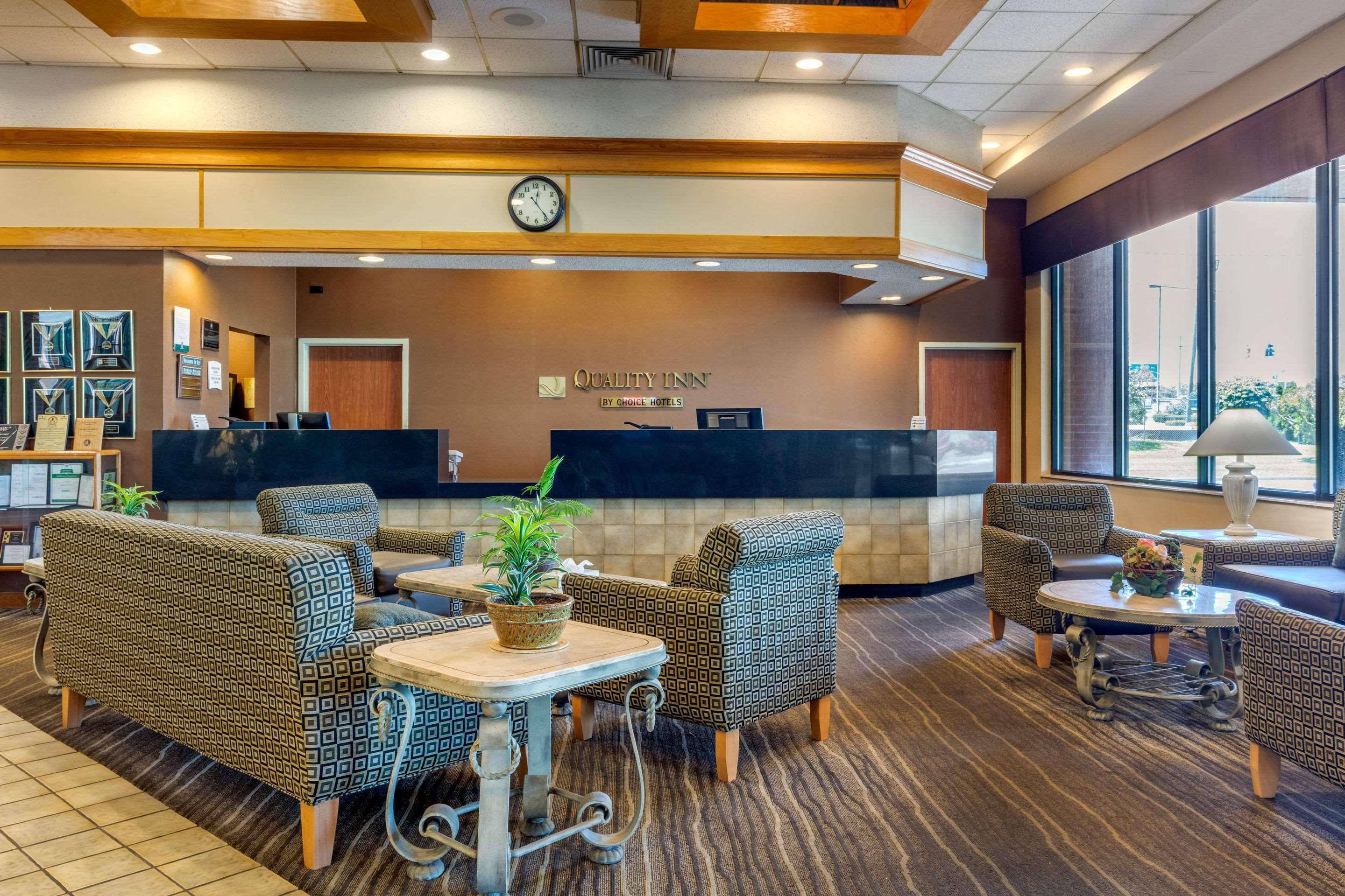 Vista Lobby Quality Inn Exit 4
