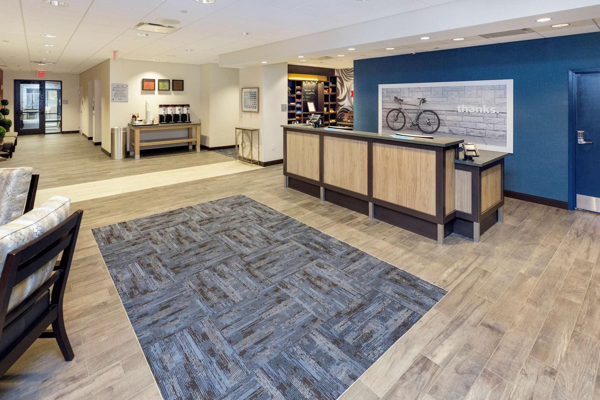 Vista Lobby Hampton Inn & Suites Morgantown / University Town Centre