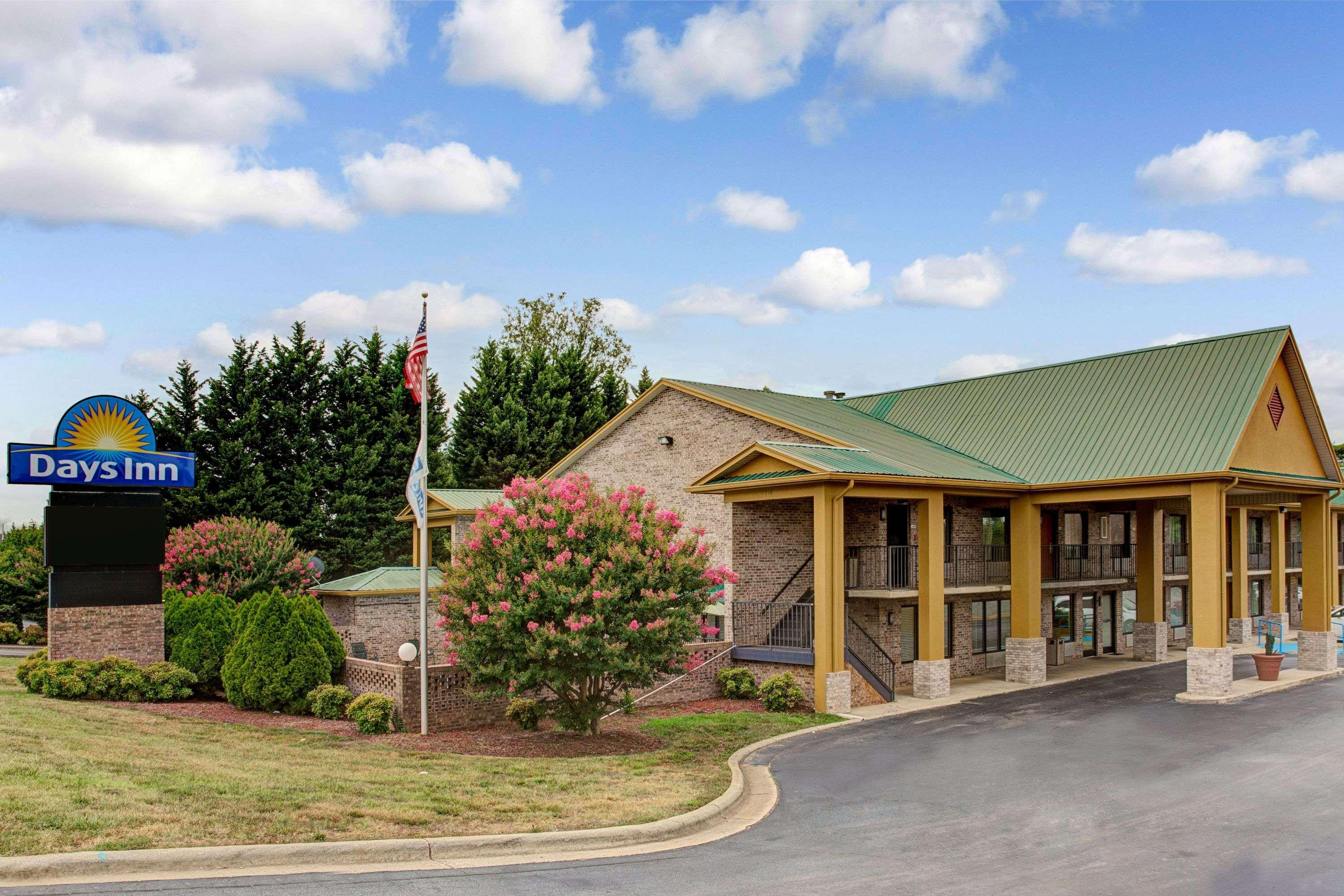 Vista Exterior Days Inn by Wyndham Conover-Hickory