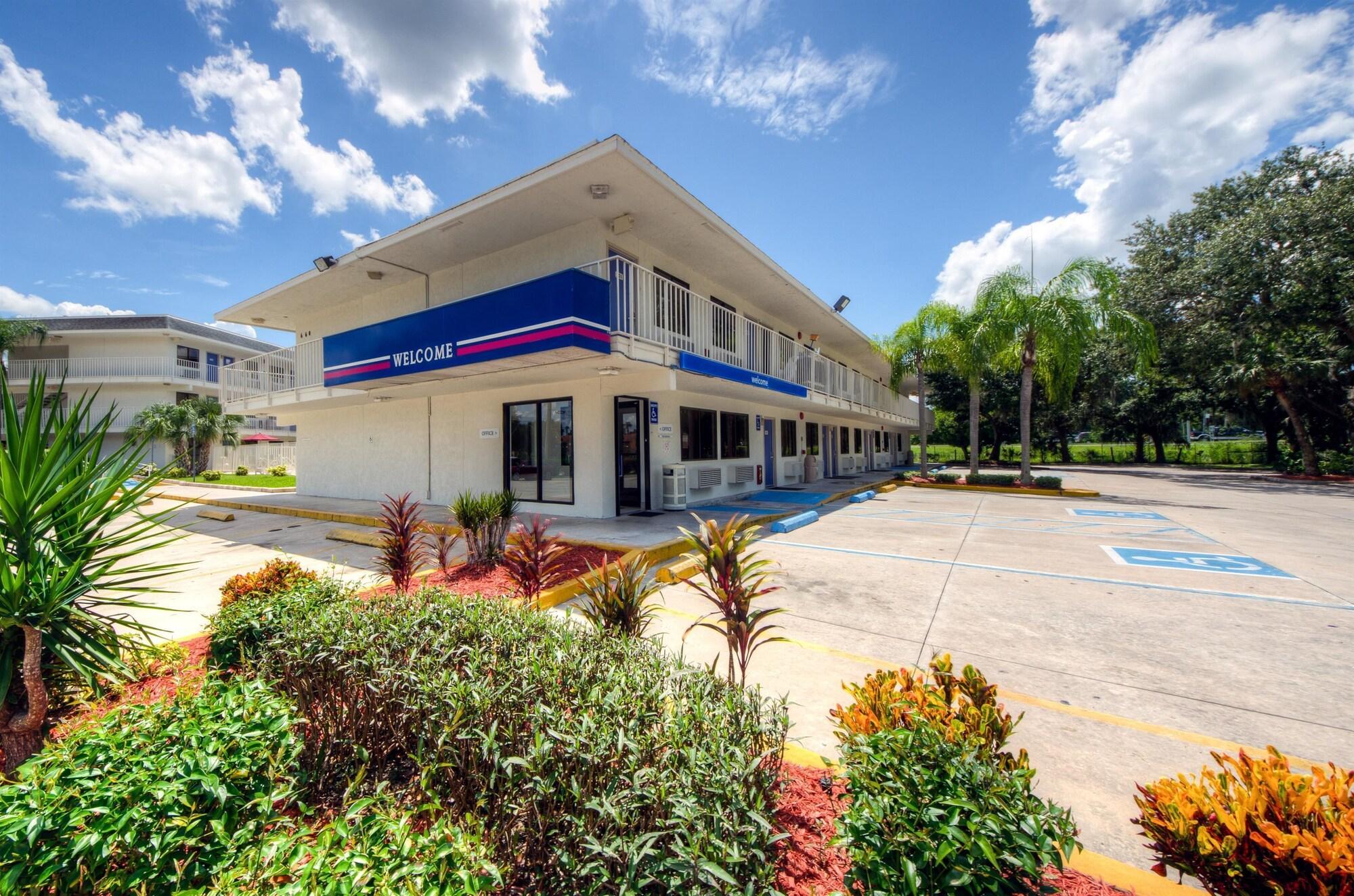 Vista Exterior Motel 6 Bradenton, FL