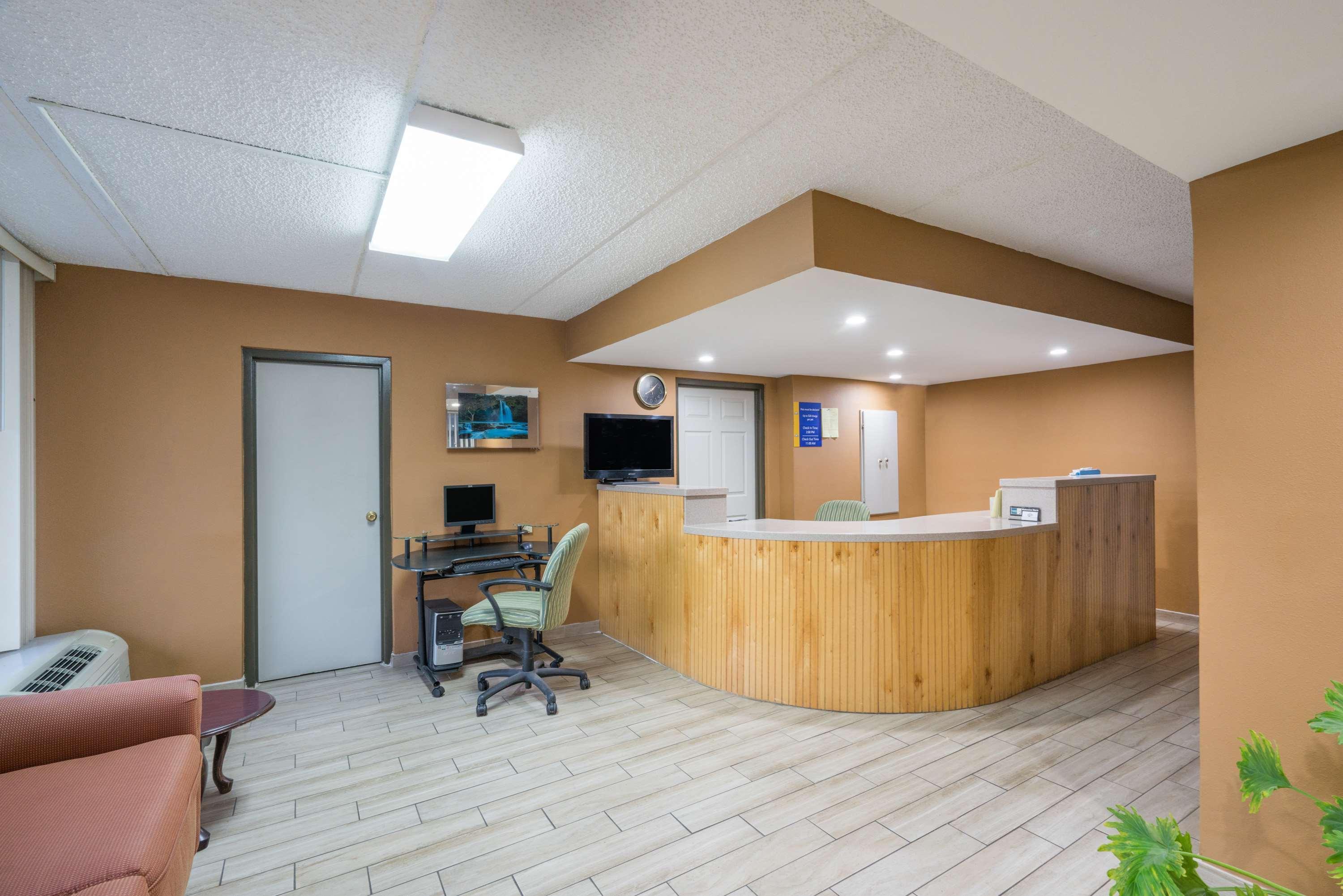 Vista Lobby Days Inn by Wyndham Hurricane Mills