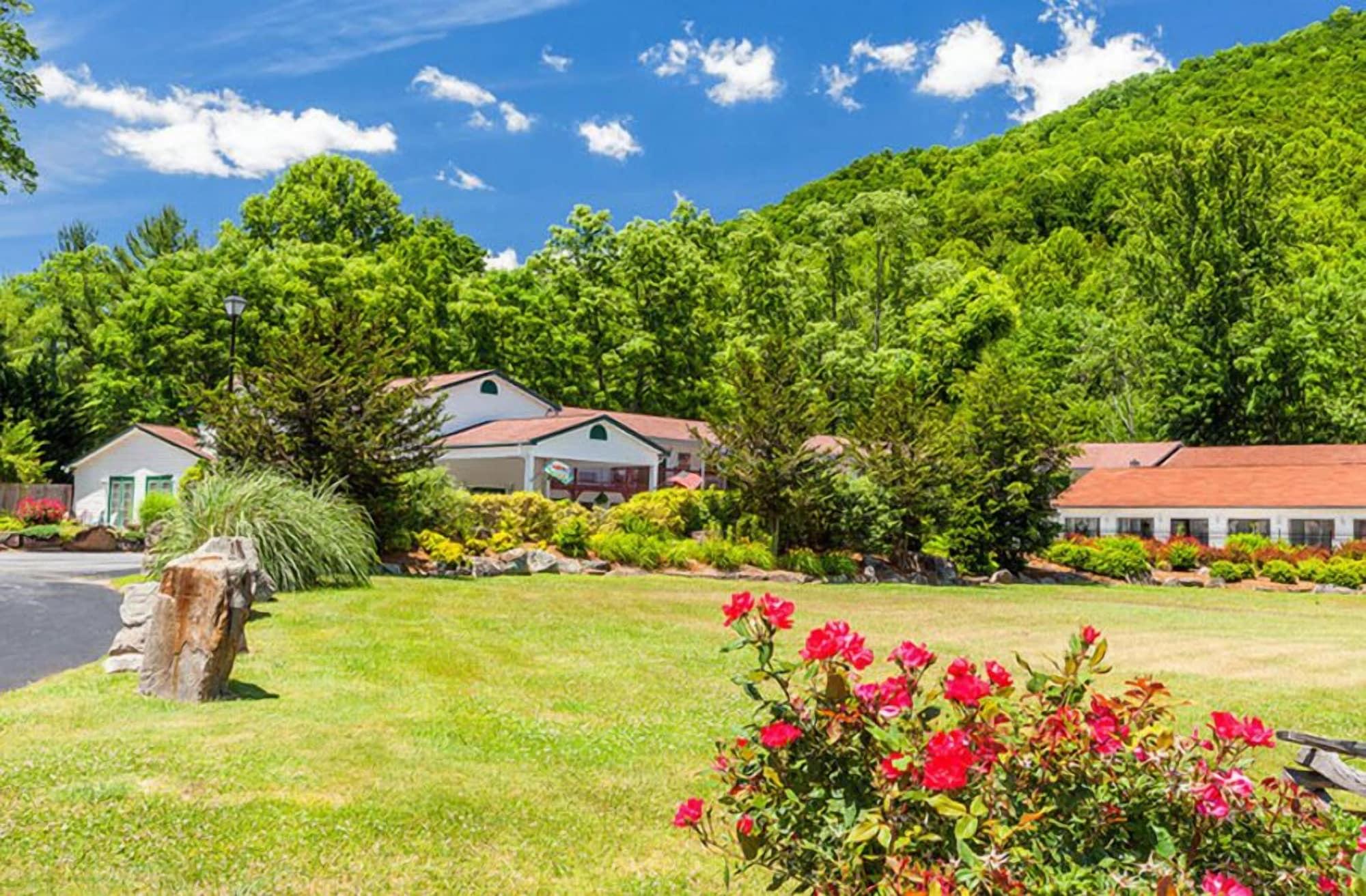 Vista Exterior Maggie Valley Creekside Lodge
